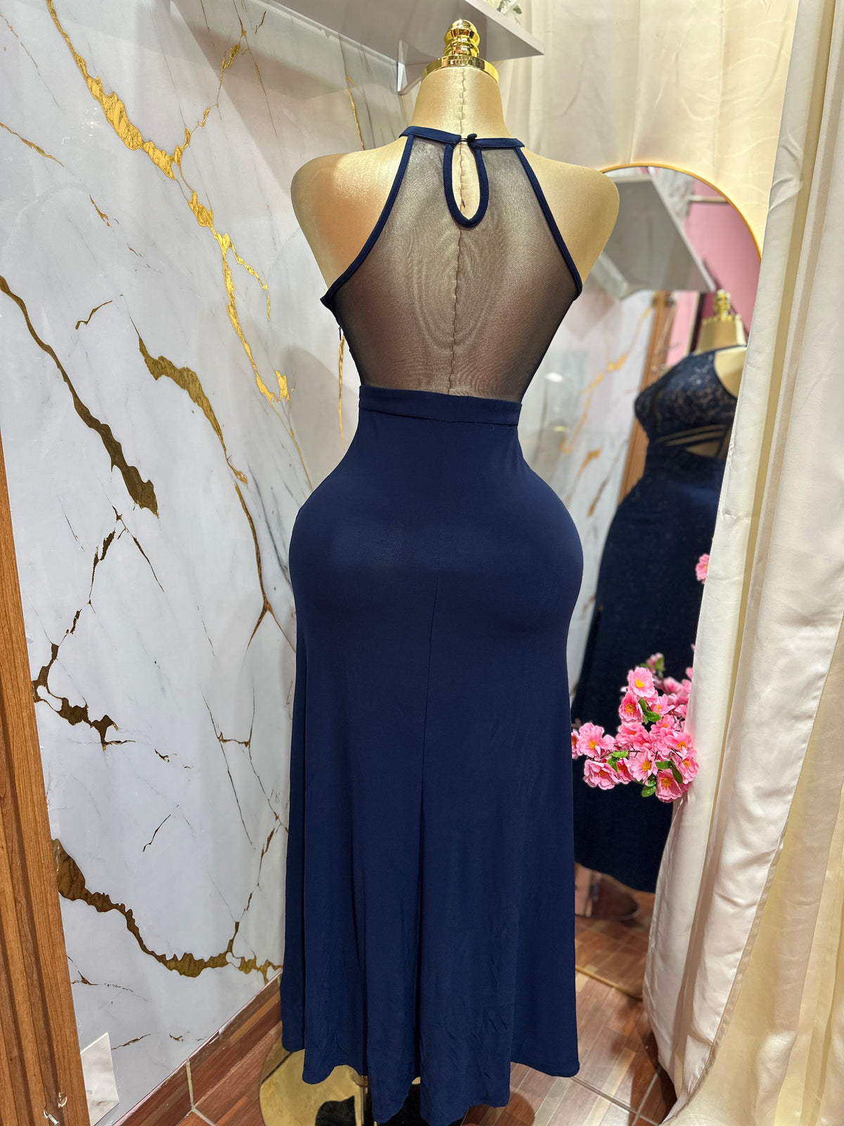 Vestido largo de gala  MORGAN & CO azul marino destaca por su corpiño de encaje con cuello halter y una elegante abertura frontal en la falda