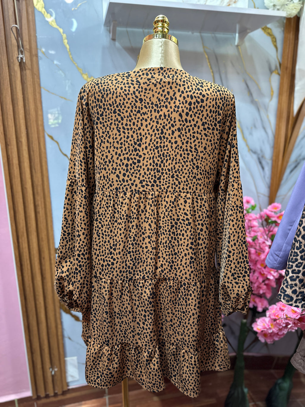 Vestido corto de manga larga BROVAVE con un llamativo estampado de leopardo
