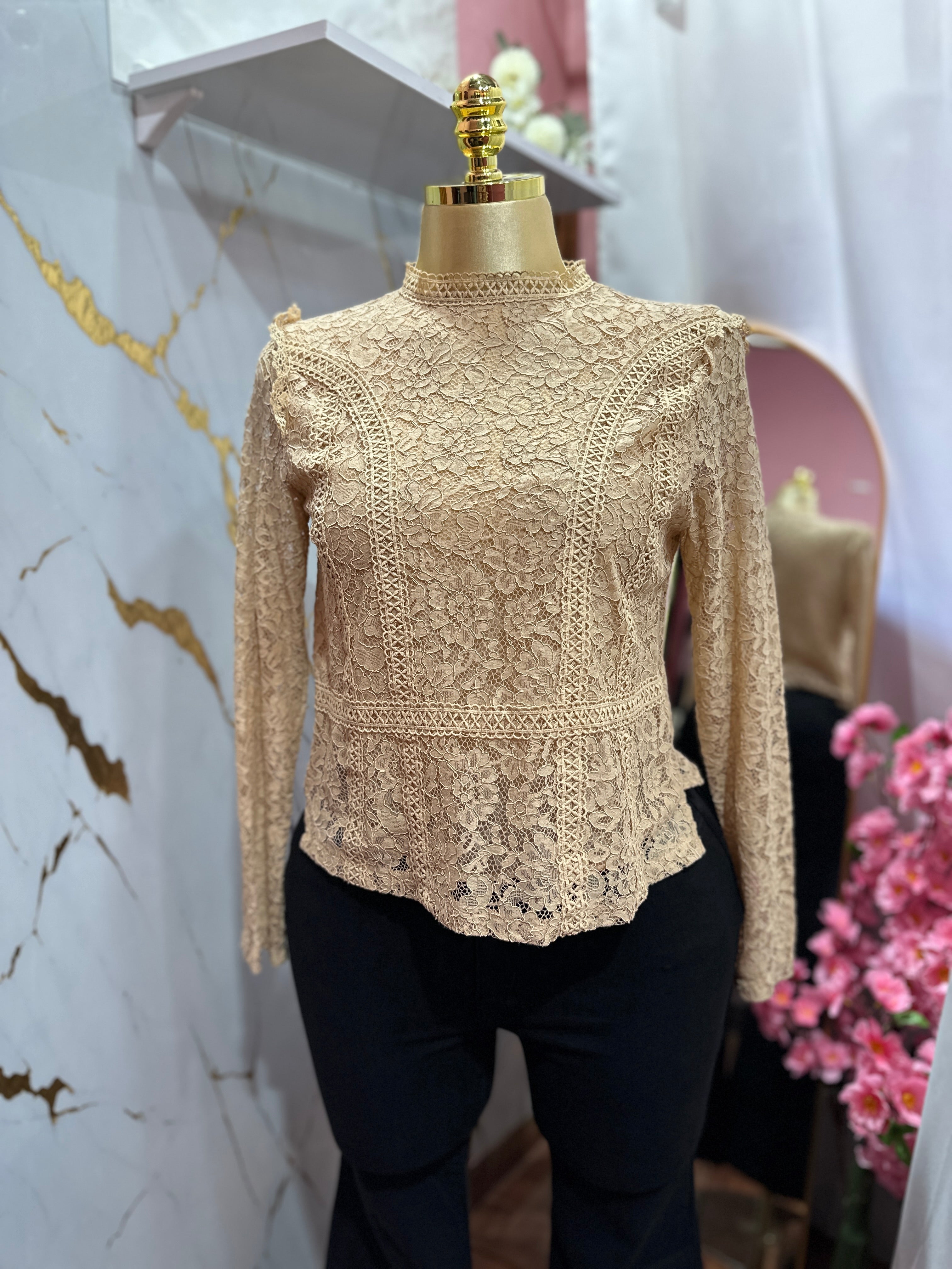 Blusa de Encaje floral translúcido Beige
