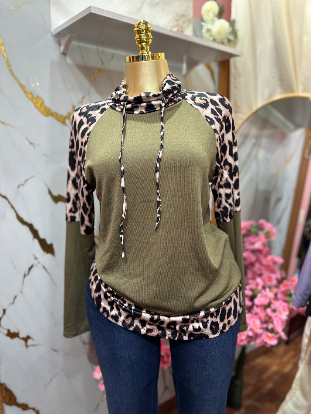 Blusa verde SHEIN de manga larga con estampado de leopardo