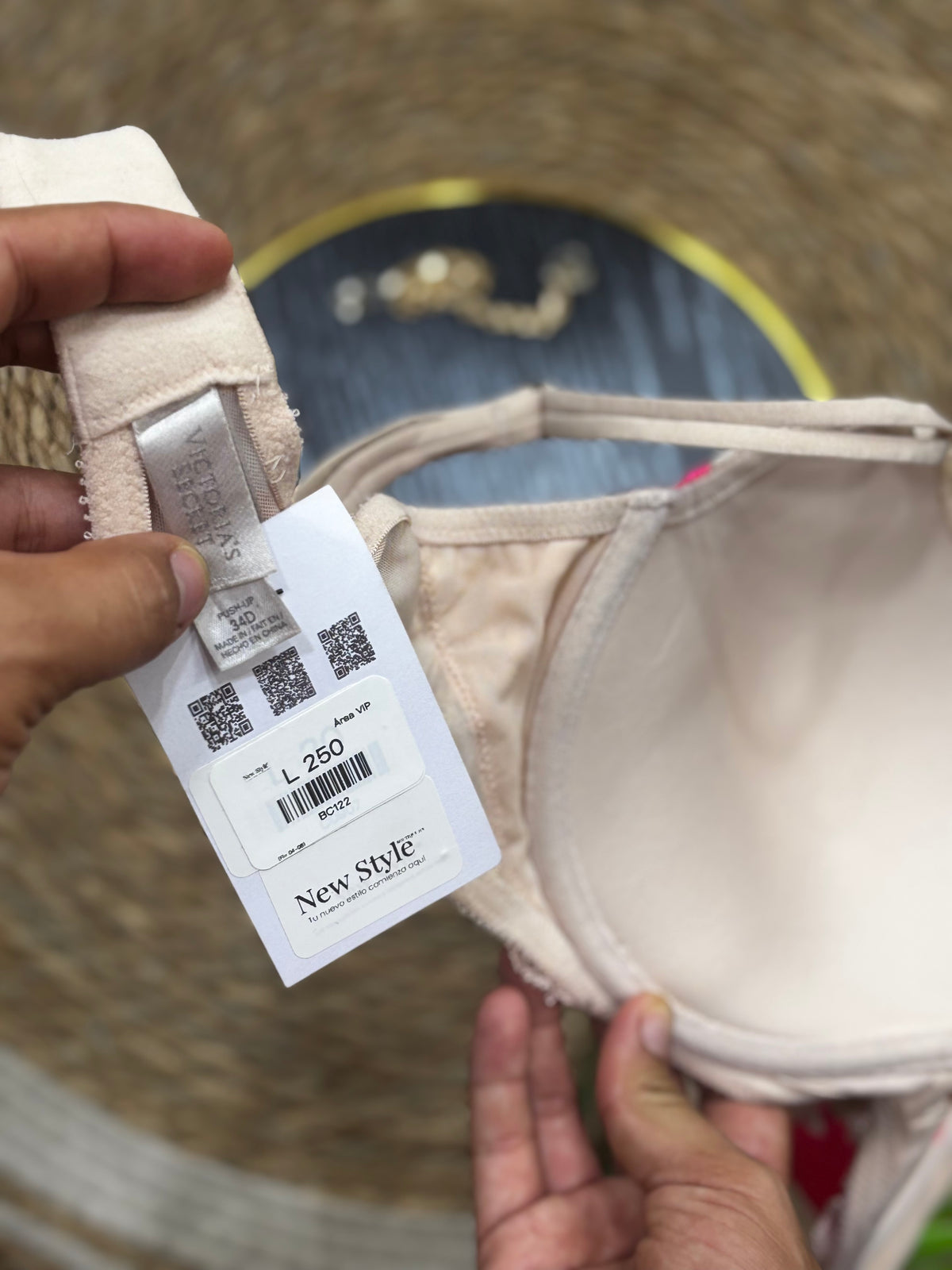 Brasier de blonda Victorias Secret color beige y rosado