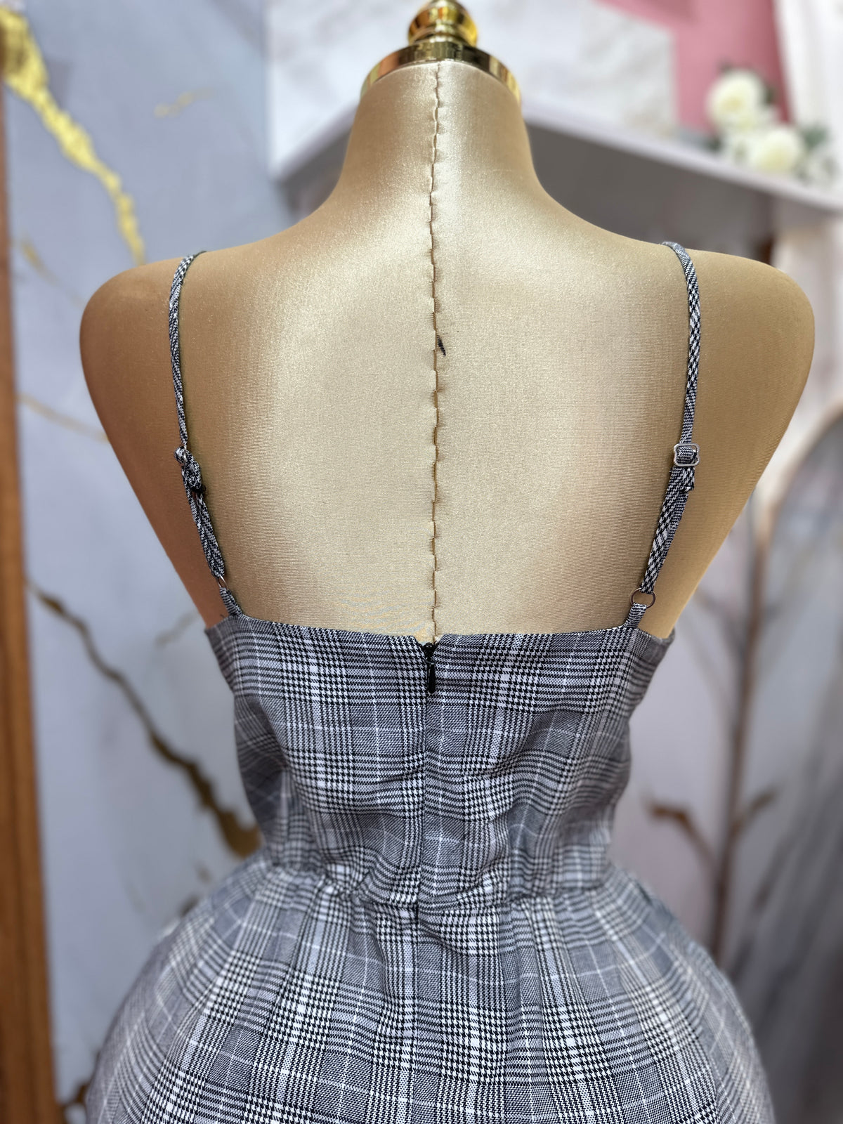 Vestido de cuadros gris con diseño de corset con cordones en la cintura