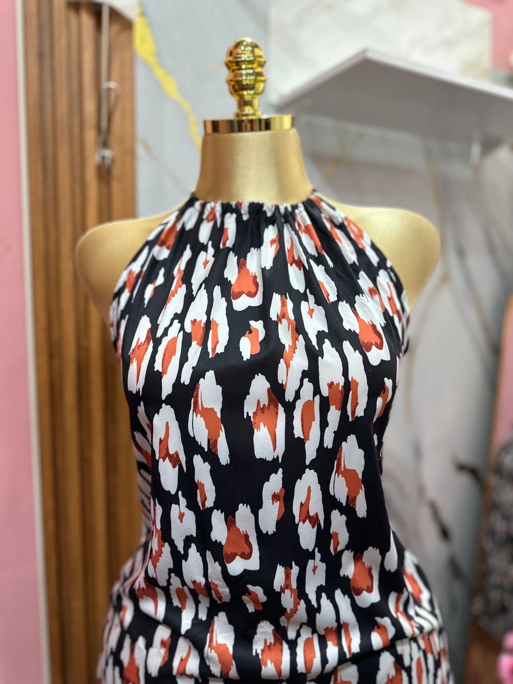Vestido largo con abertura lateral color negro con estampado
