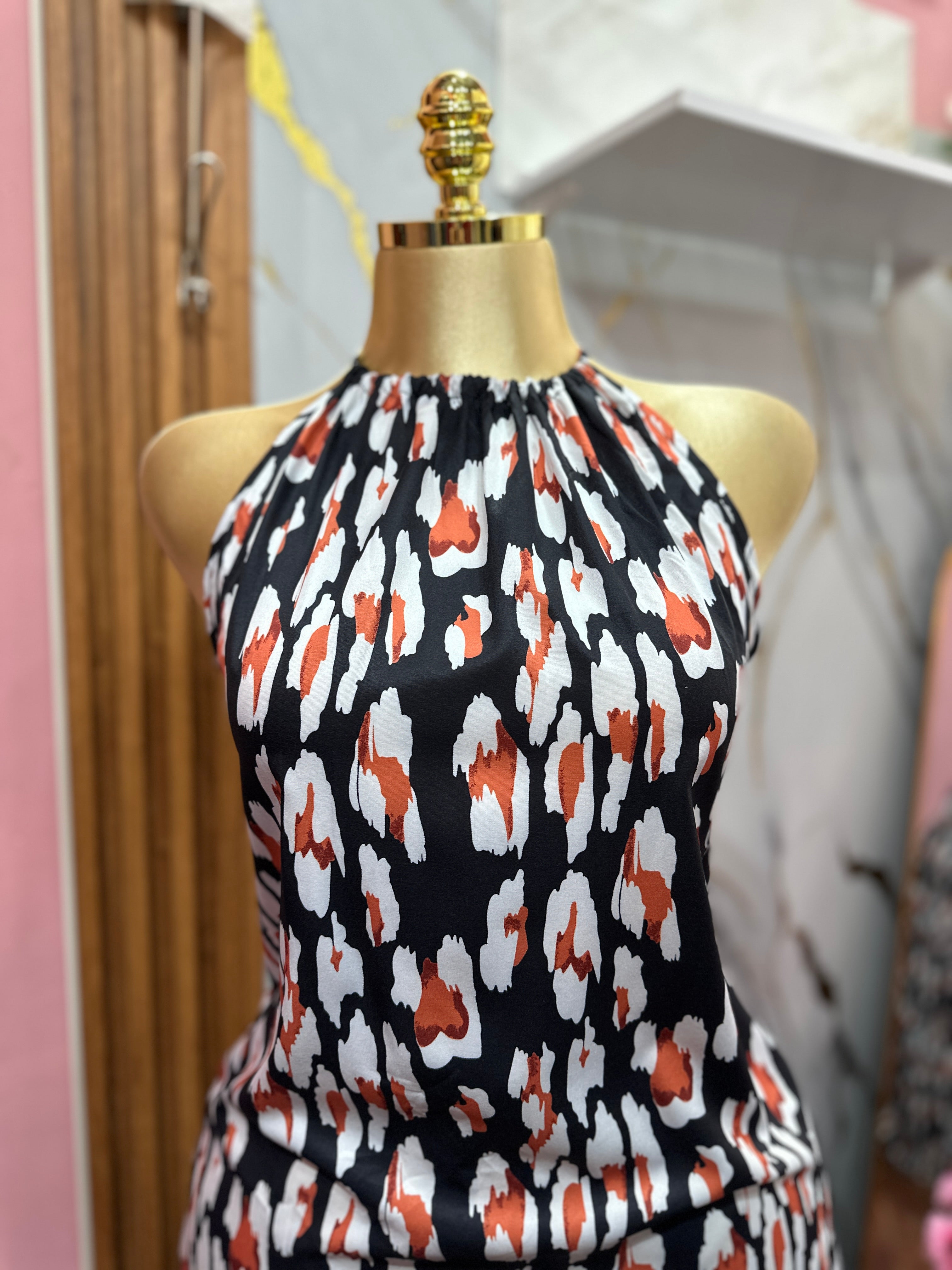 Vestido largo con abertura lateral color negro con estampado