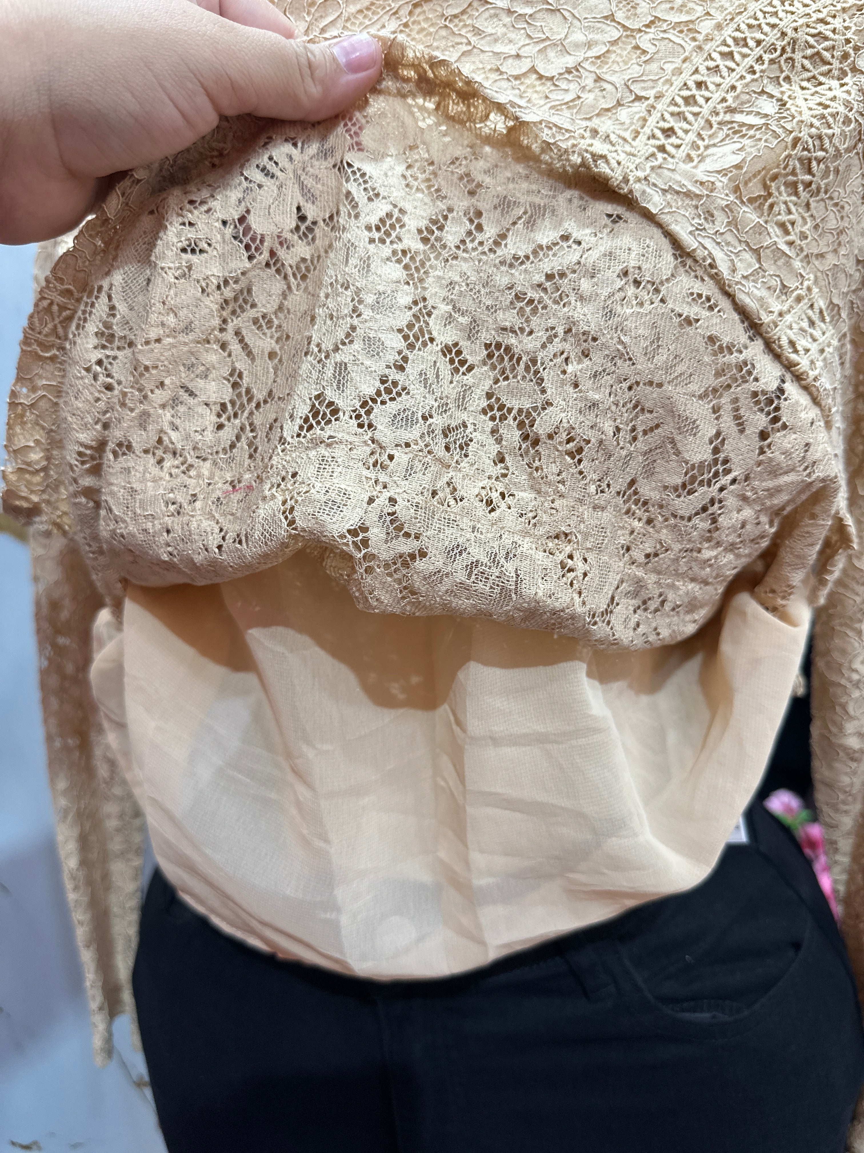 Blusa de Encaje floral translúcido Beige