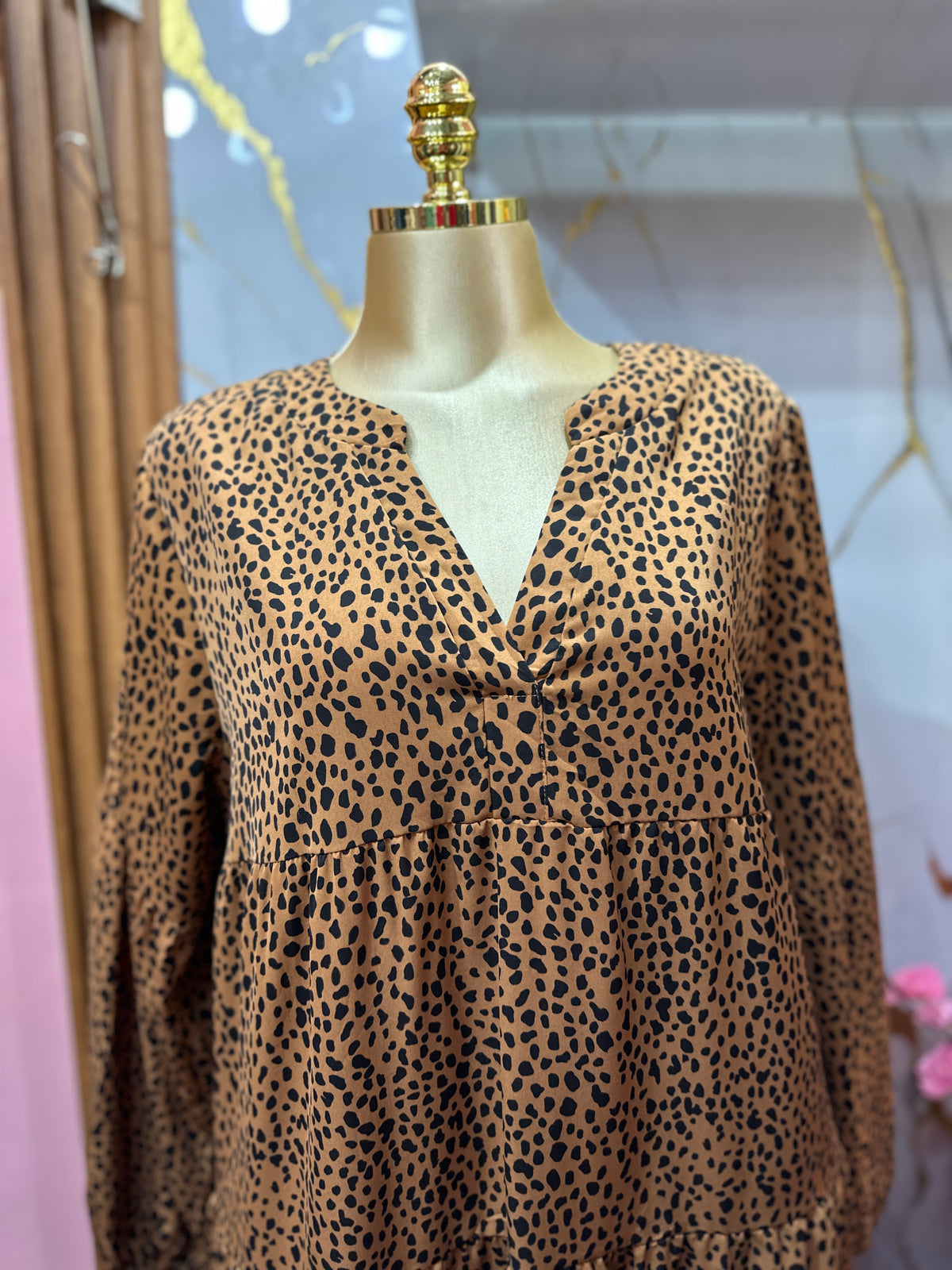 Vestido corto de manga larga BROVAVE con un llamativo estampado de leopardo
