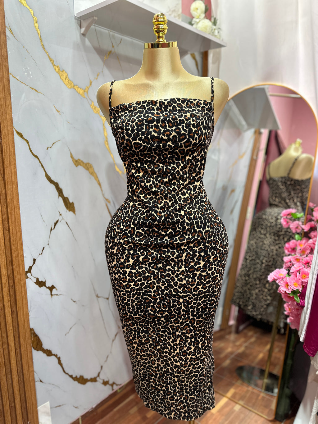 Vestido largo con estampado de leopardo cuenta con tirantes ajustables