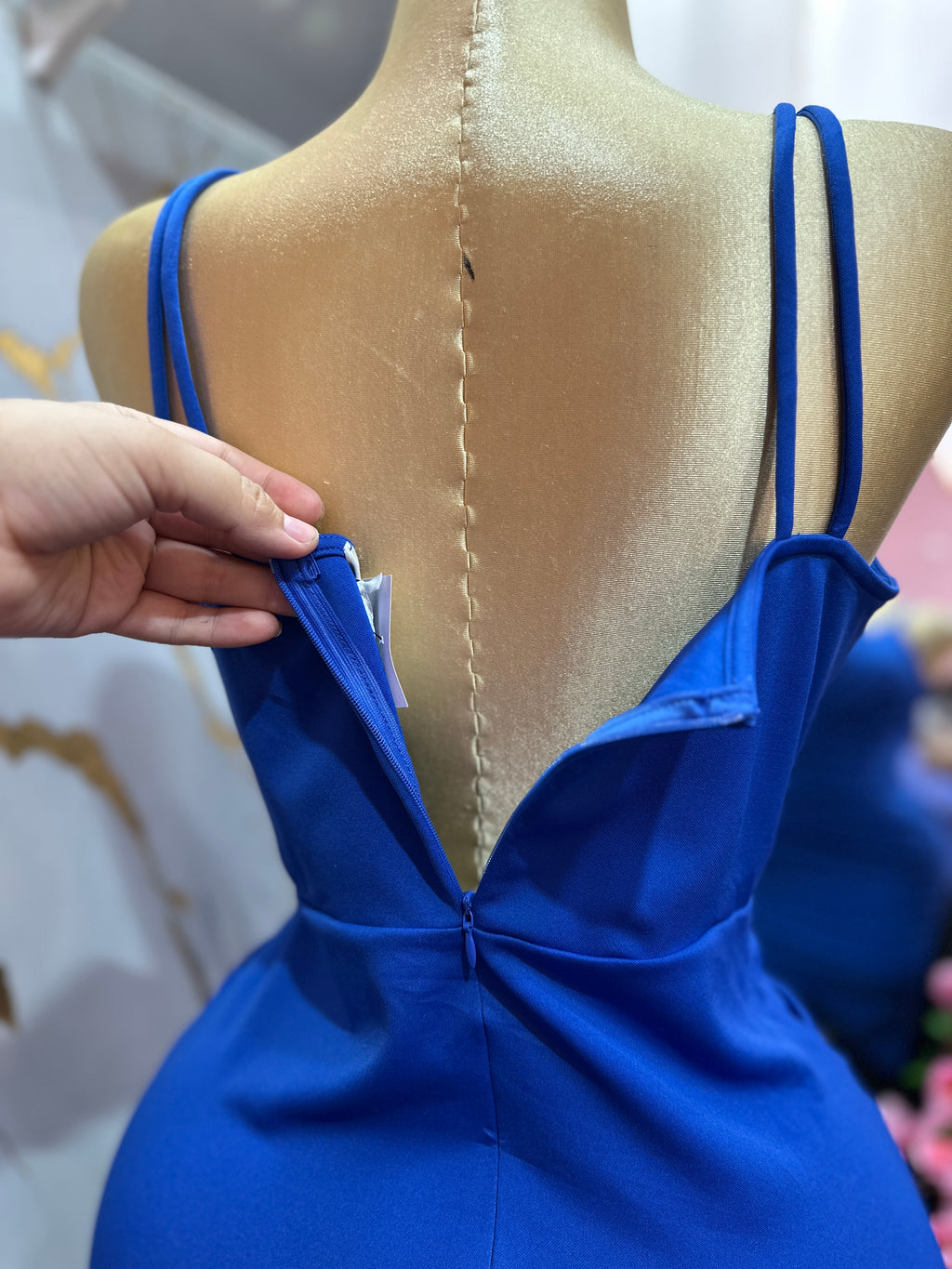 Vestido elegante azul rey con fruncido lateral