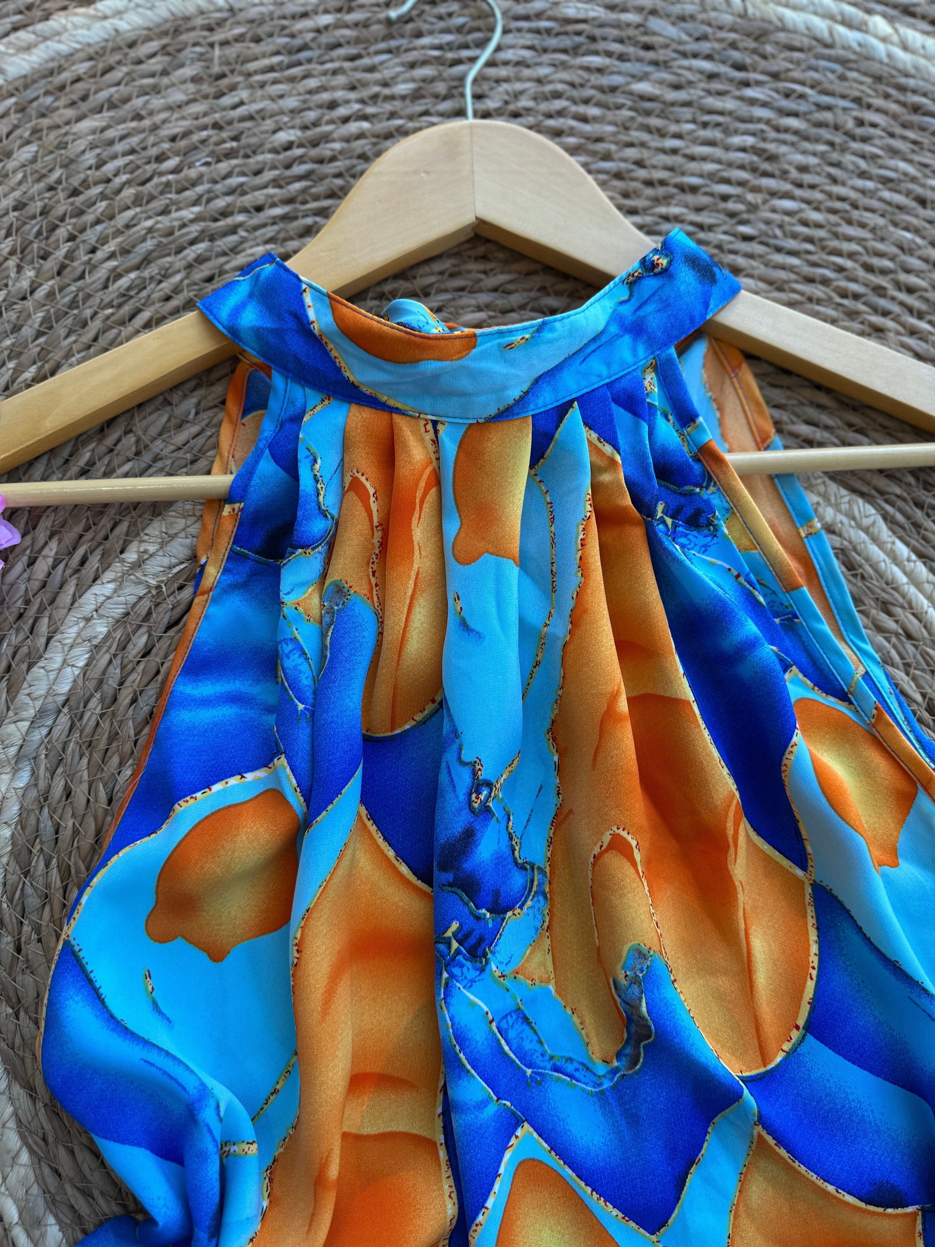 Blusa con cuello halter con estampado abstracto