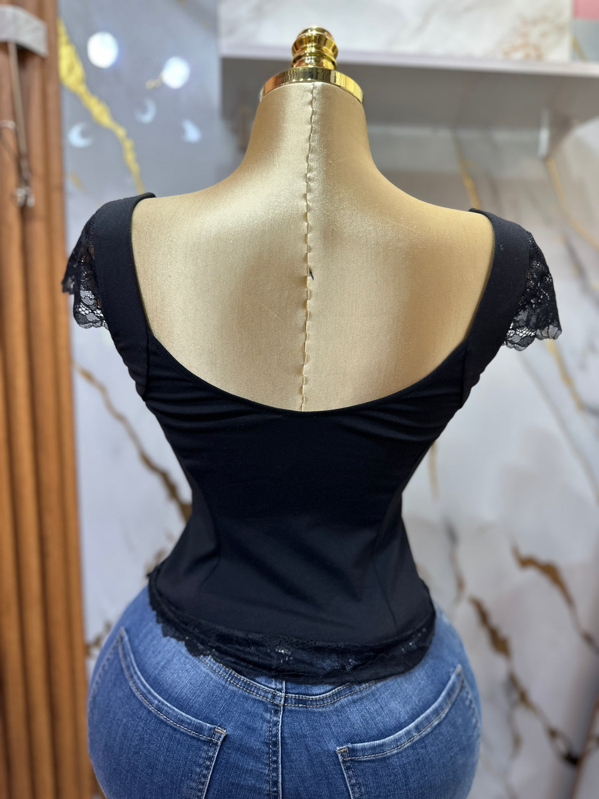 Blusa negra INTIMATELY FREE PEOPLE de manga corta con detalle de encaje floral