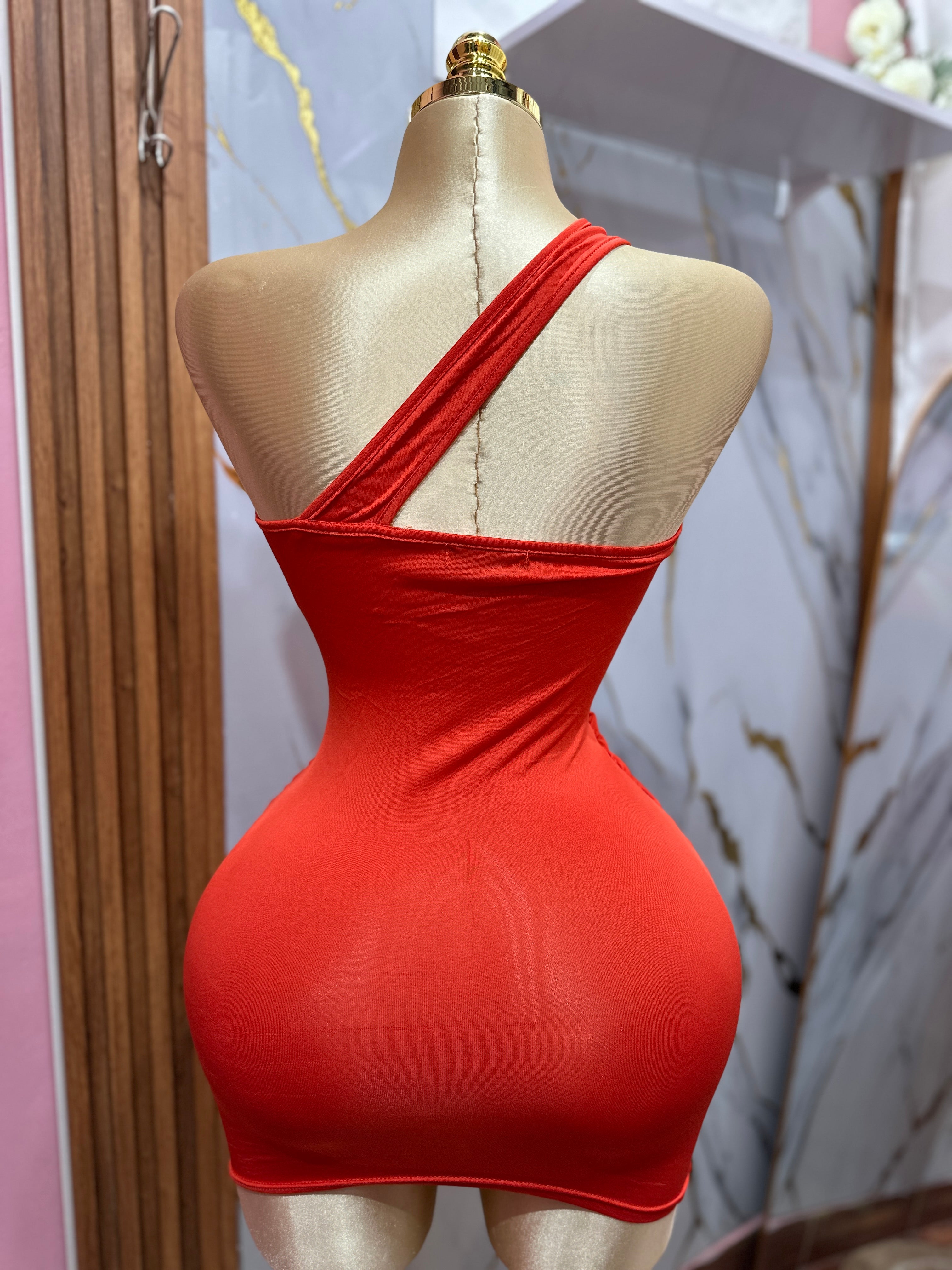 Vestido pegado anaranjado de un solo hombro con bastante escote