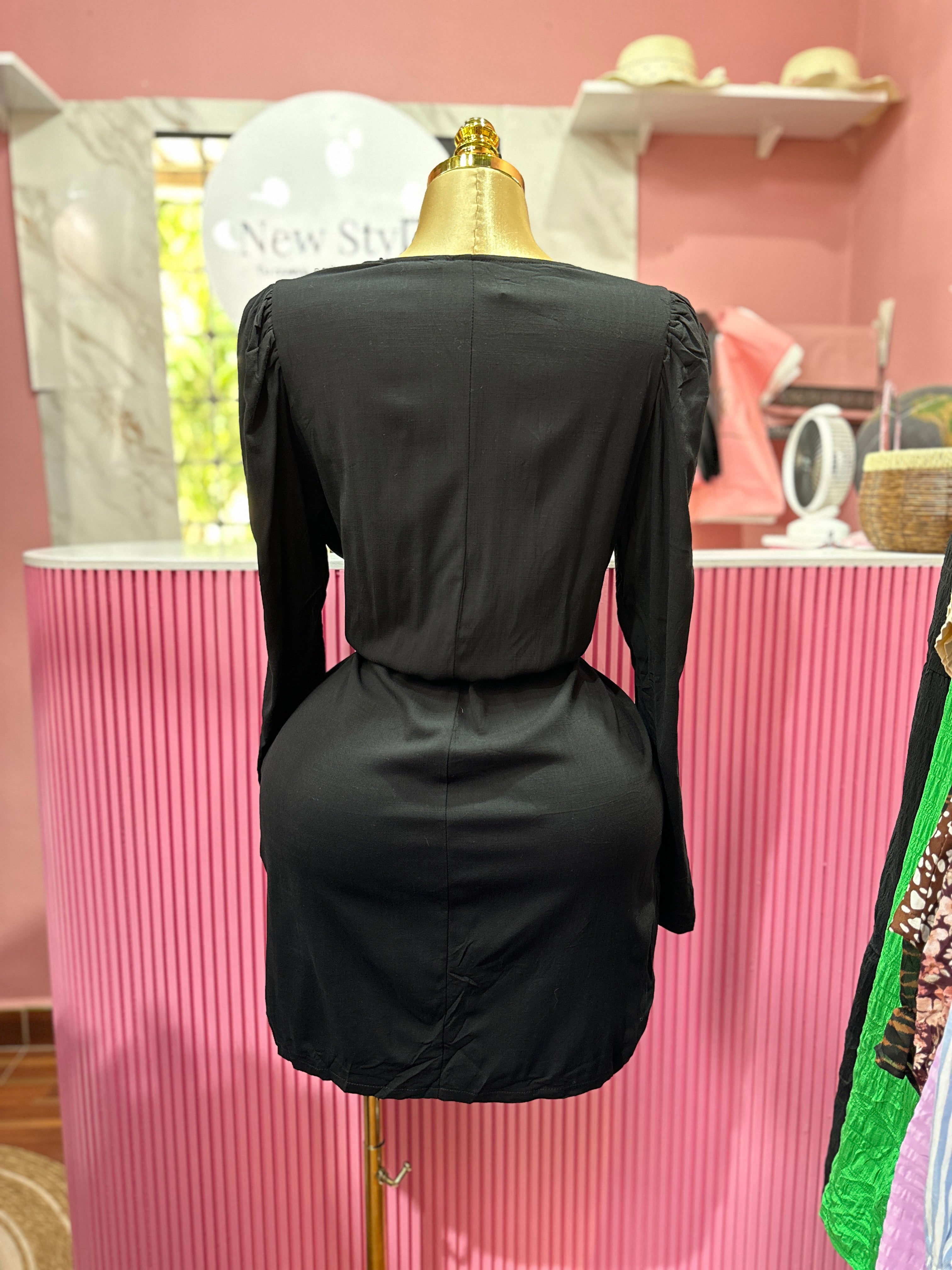 Vestido Negro con cuello en V profundo y mangas largas