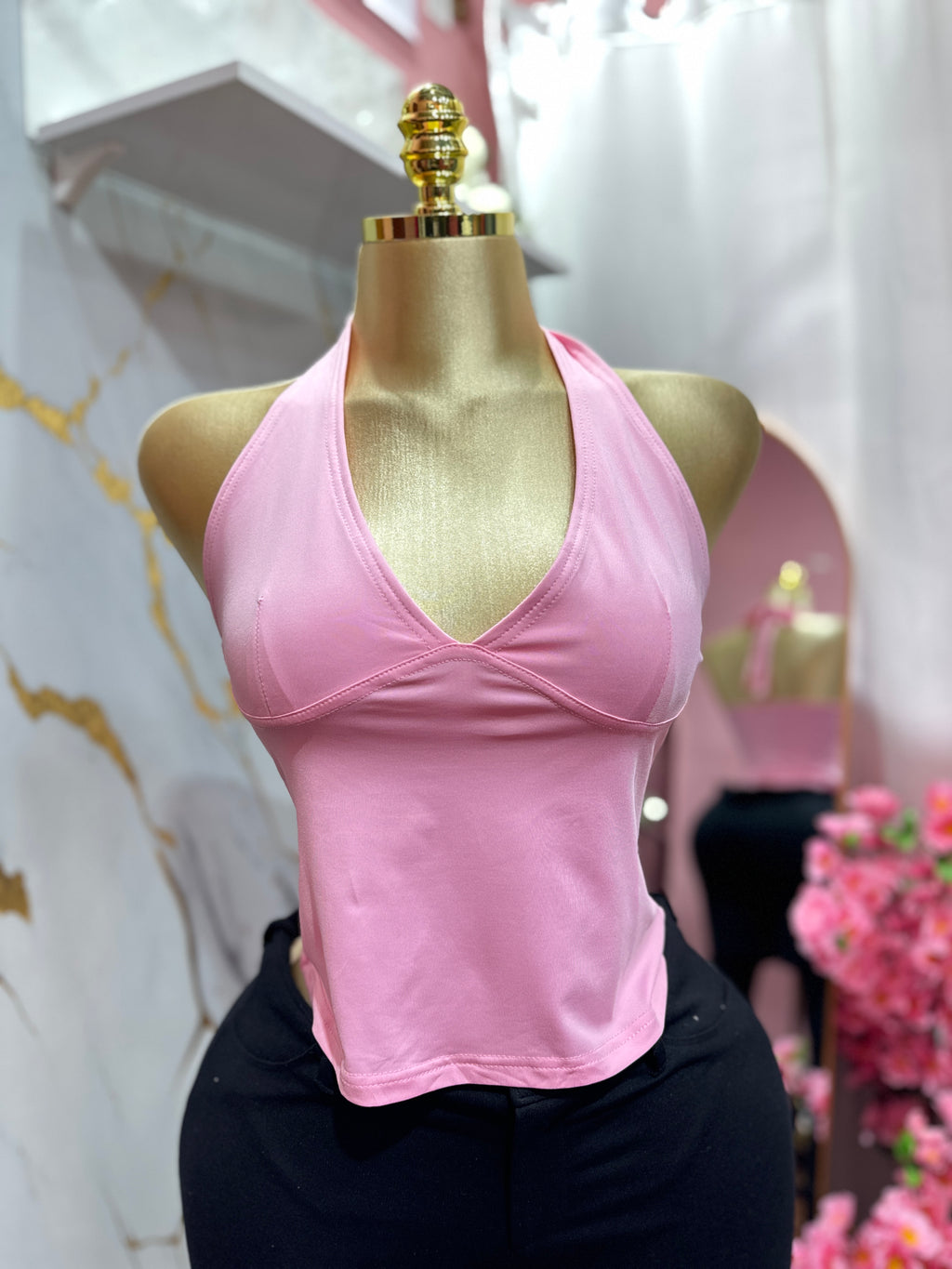 Top halter rosa con escote en V