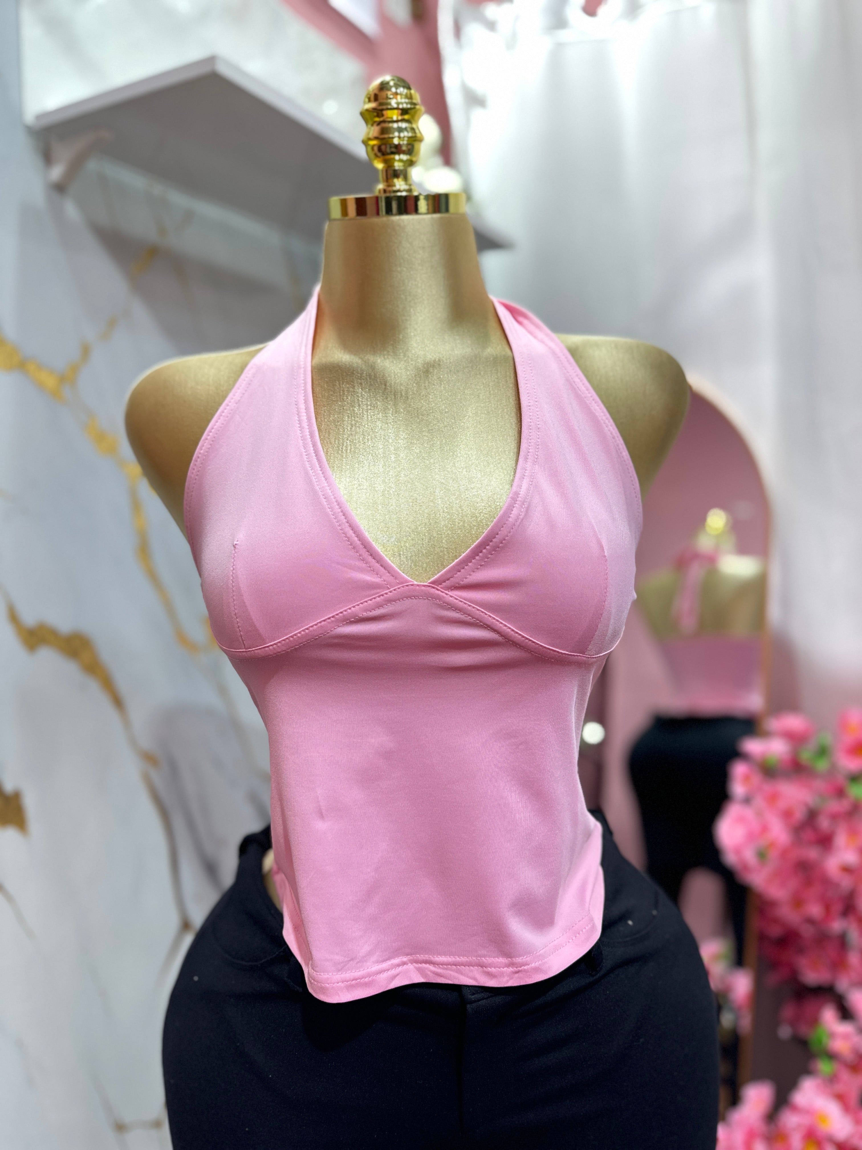 Top halter rosa con escote en V
