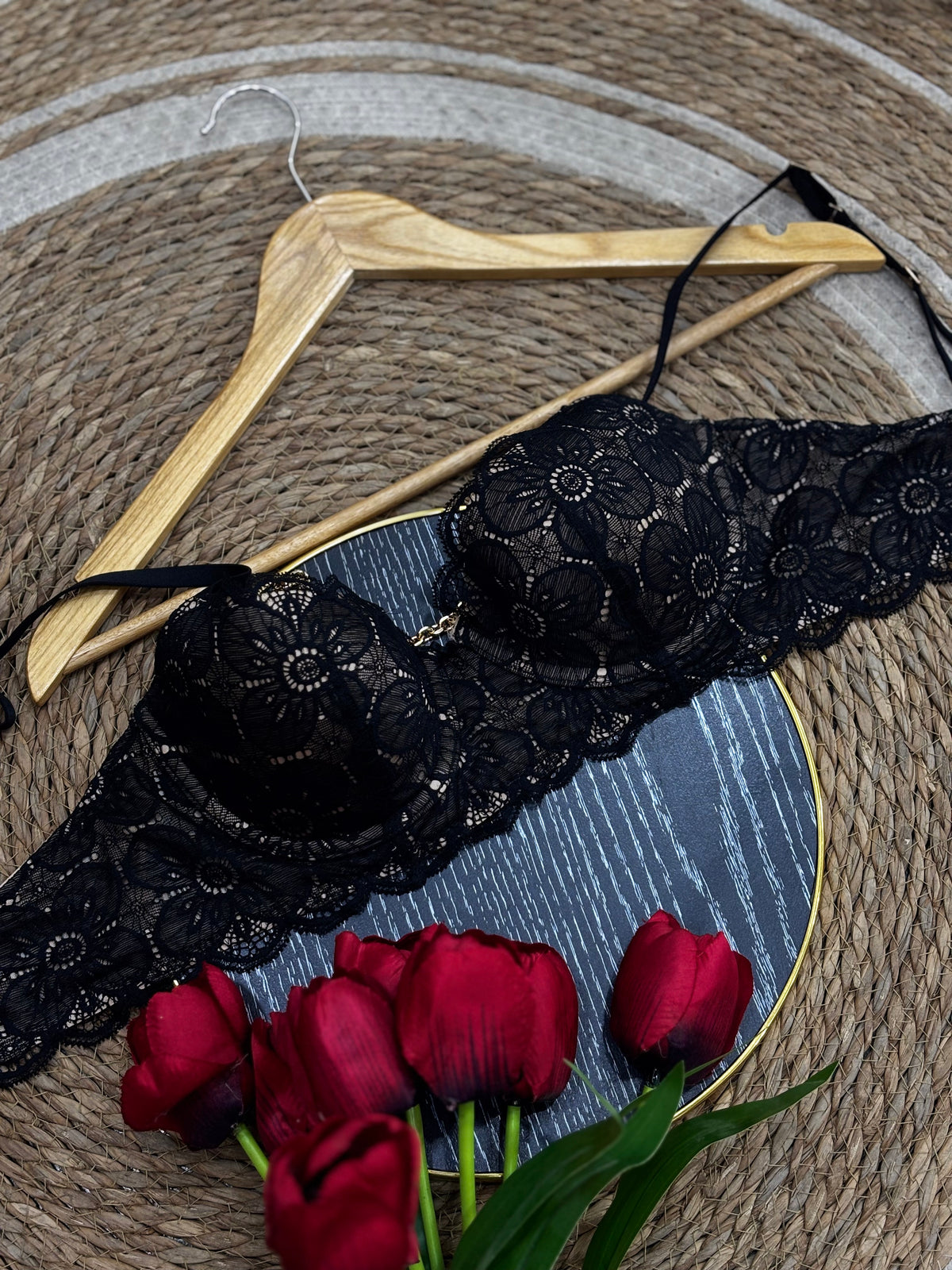 Brasier negro de blonda sexy