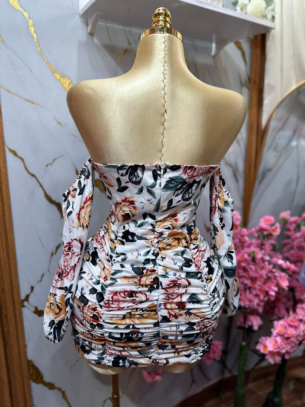 Vestido corto SHEIN de hombros descubiertos con un llamativo estampado floral y detalles drapeados fruncidos en el cuerpo