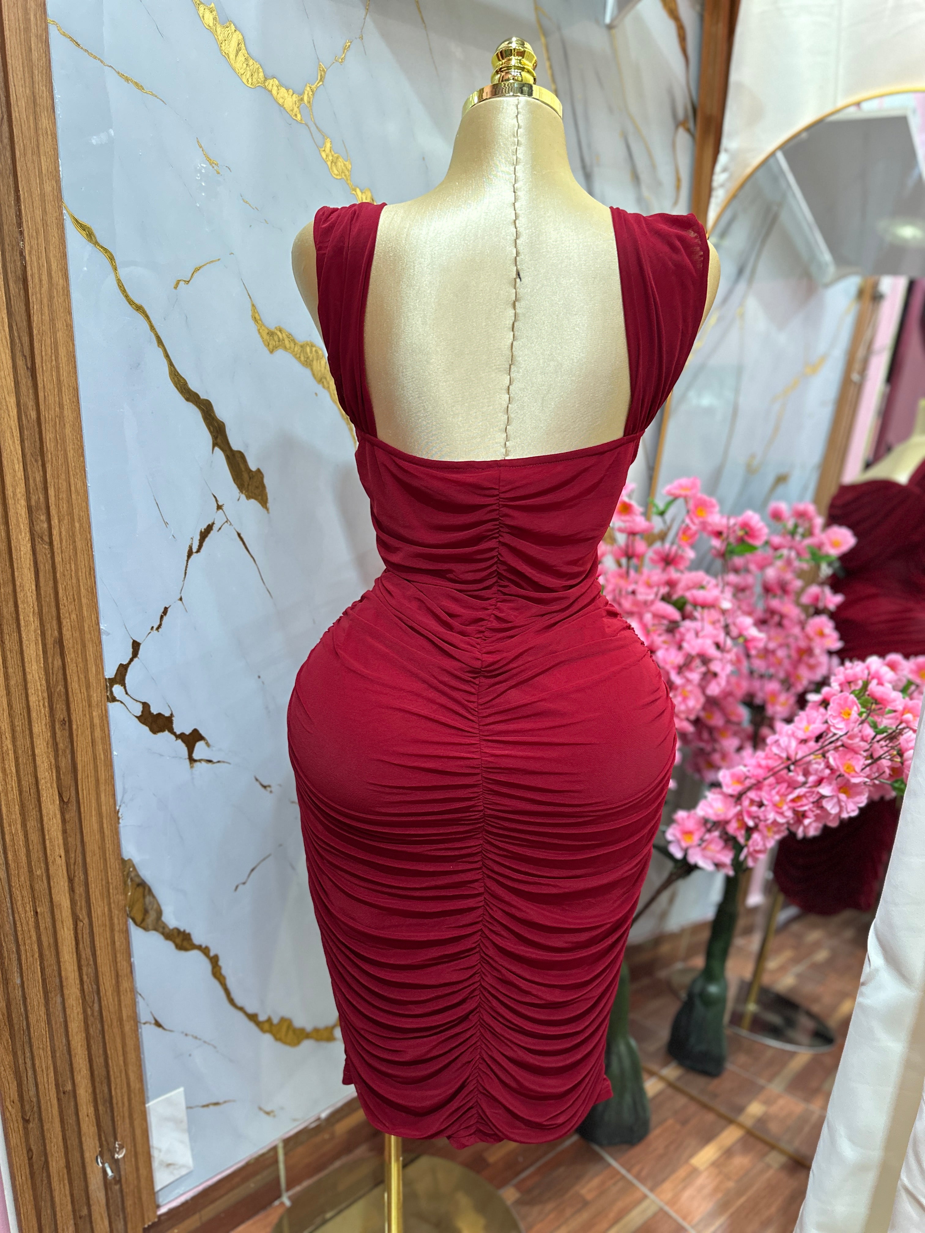 Vestido rojo tipo cóctel con escote drapeado y diseño ajustado