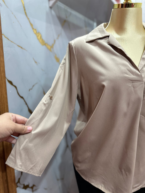 Blusa beige estilo elegante con mangas largas ajustables