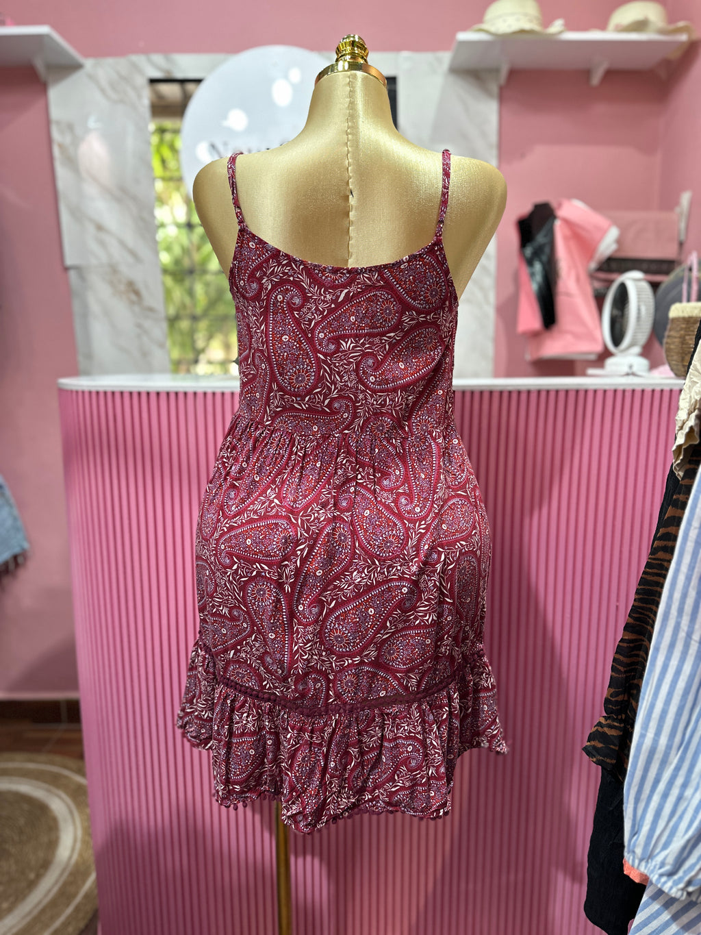 Vestido corto de tirantes con estampado granate