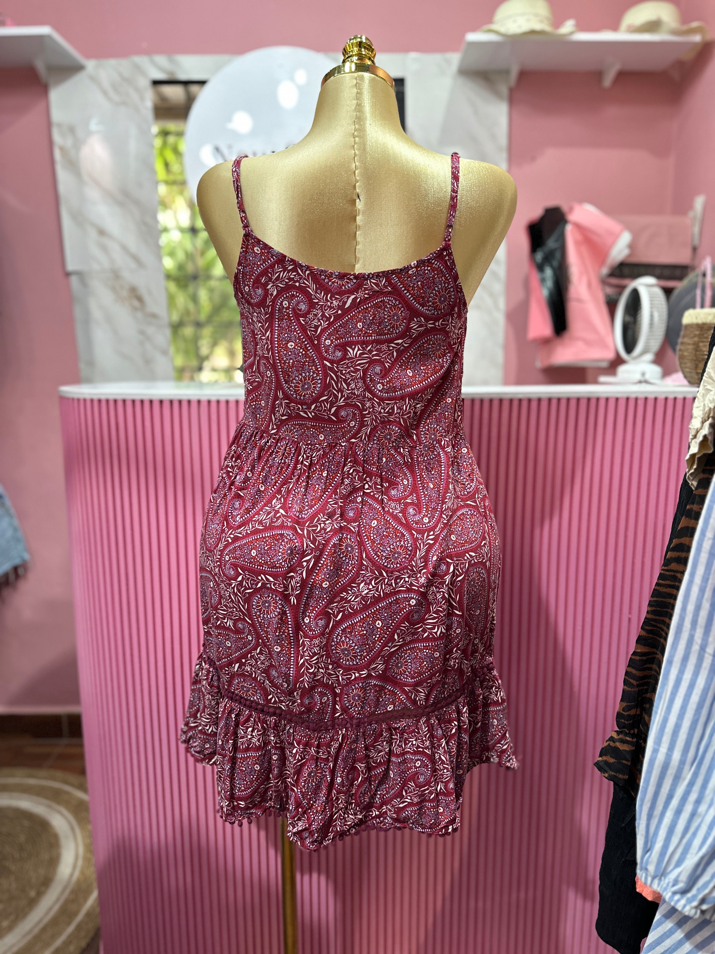 Vestido corto de tirantes con estampado granate