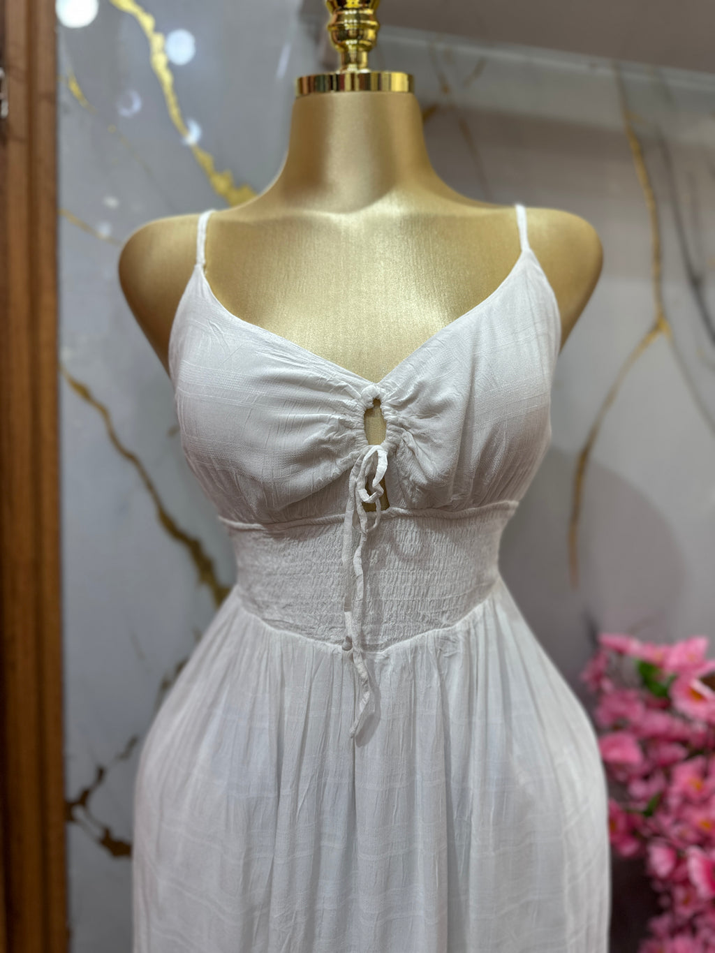 Vestido blanco de tirantes estilo Maxi con detalle de fruncido en la cintura
