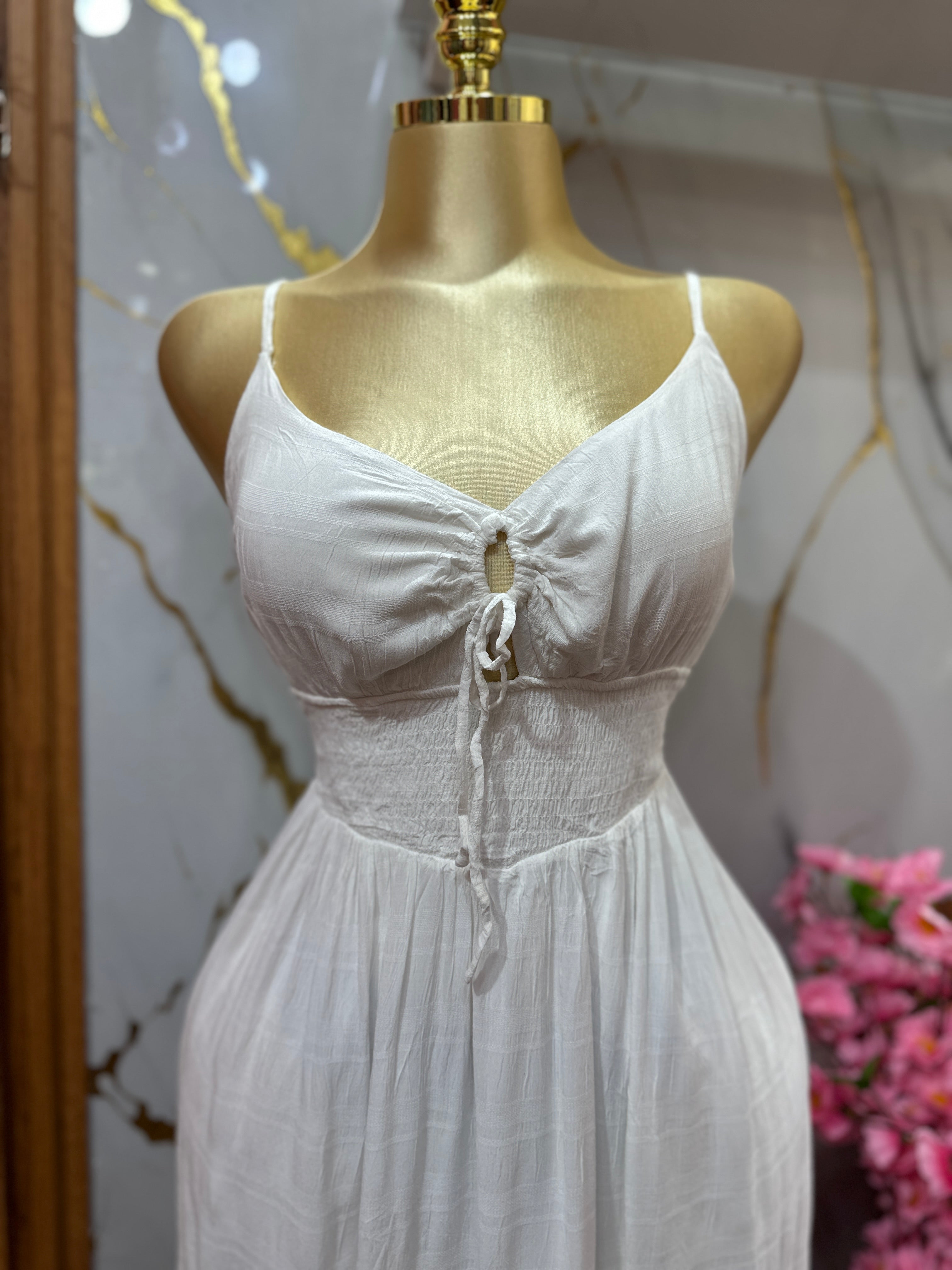 Vestido blanco de tirantes estilo Maxi con detalle de fruncido en la cintura