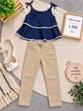 Conjunto para niña, blusa azul sin mangas con volantes y un pantalón beige claro