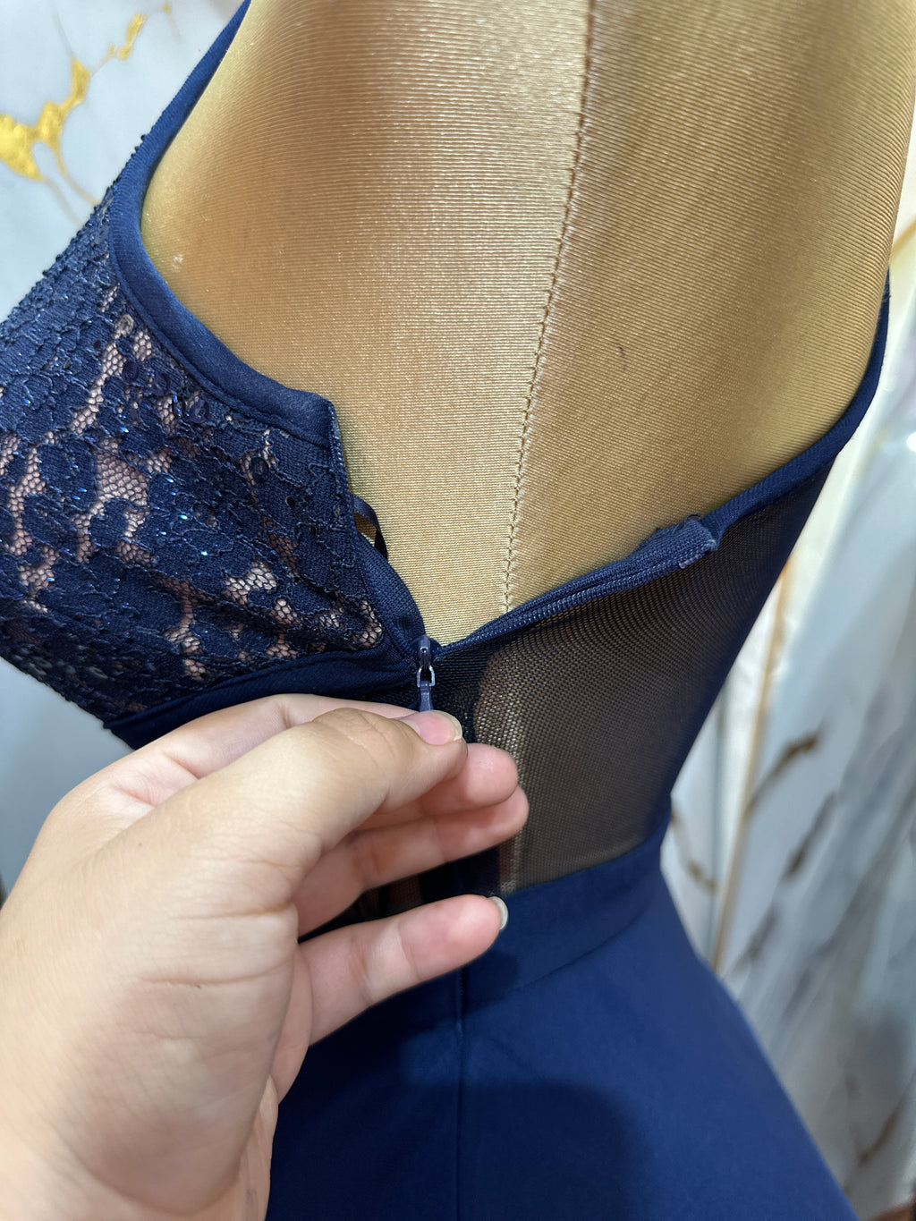 Vestido largo de gala  MORGAN & CO azul marino destaca por su corpiño de encaje con cuello halter y una elegante abertura frontal en la falda