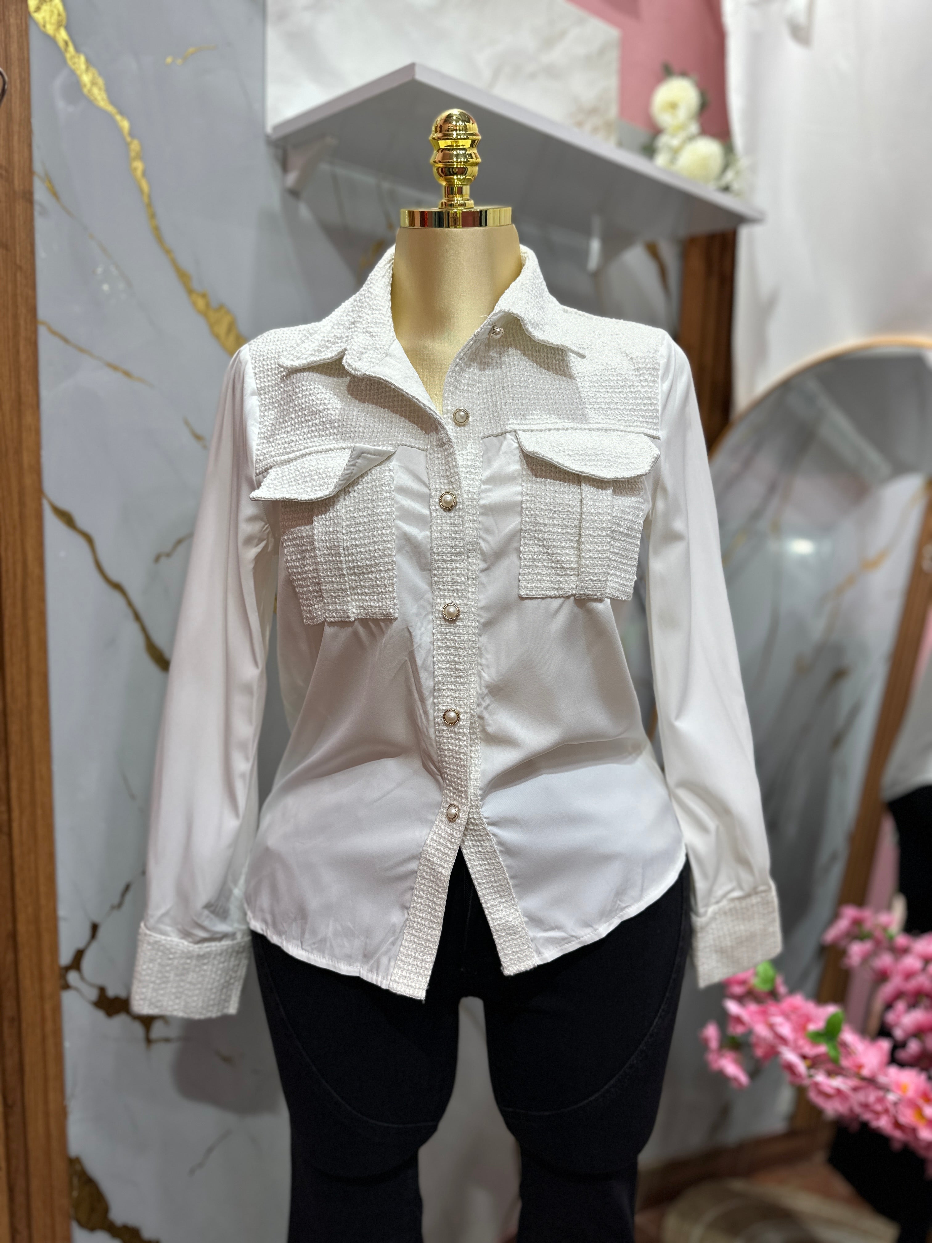 Blusa blanca fina con botones