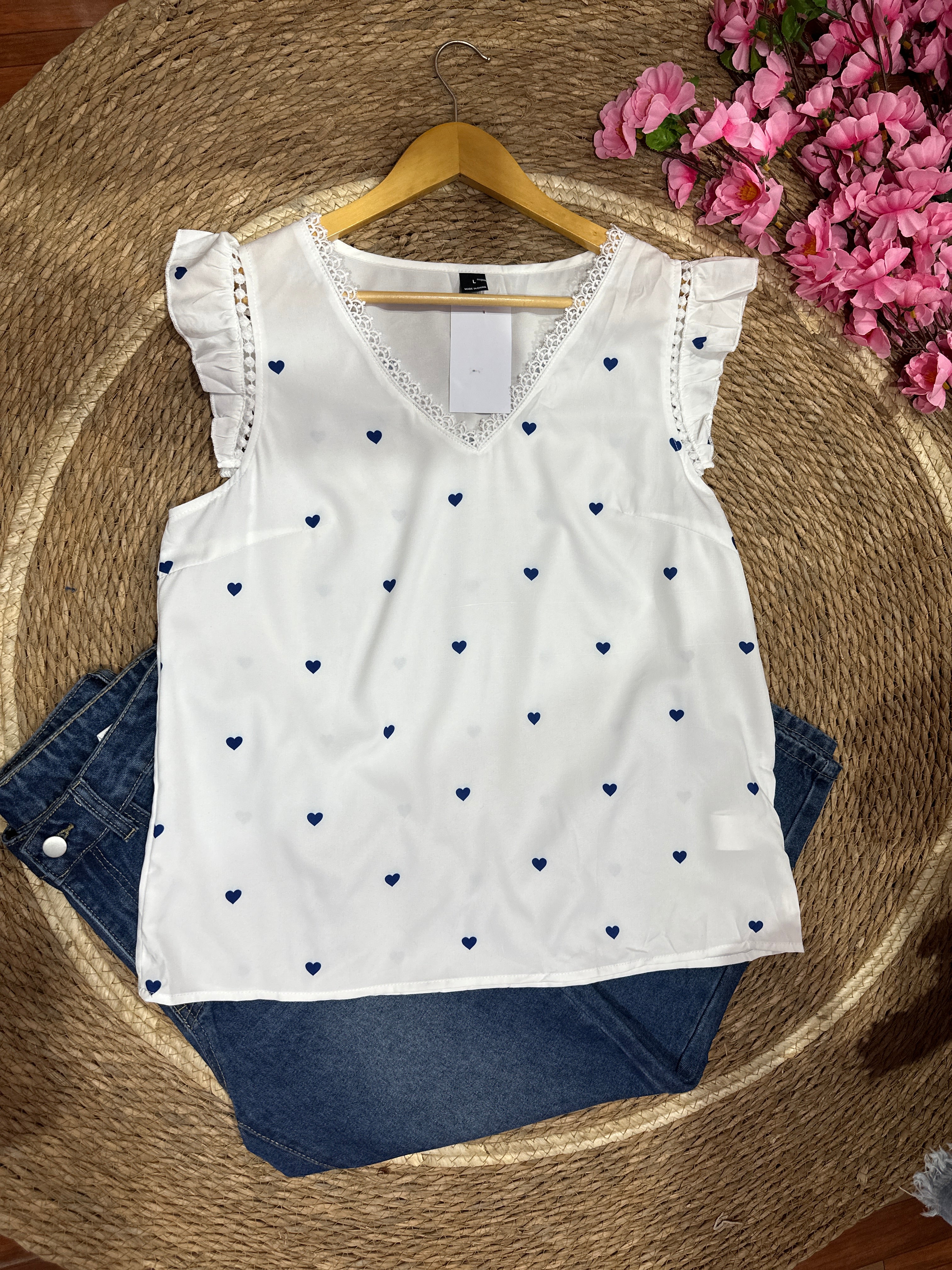 Blusa blanca con estampado de corazones