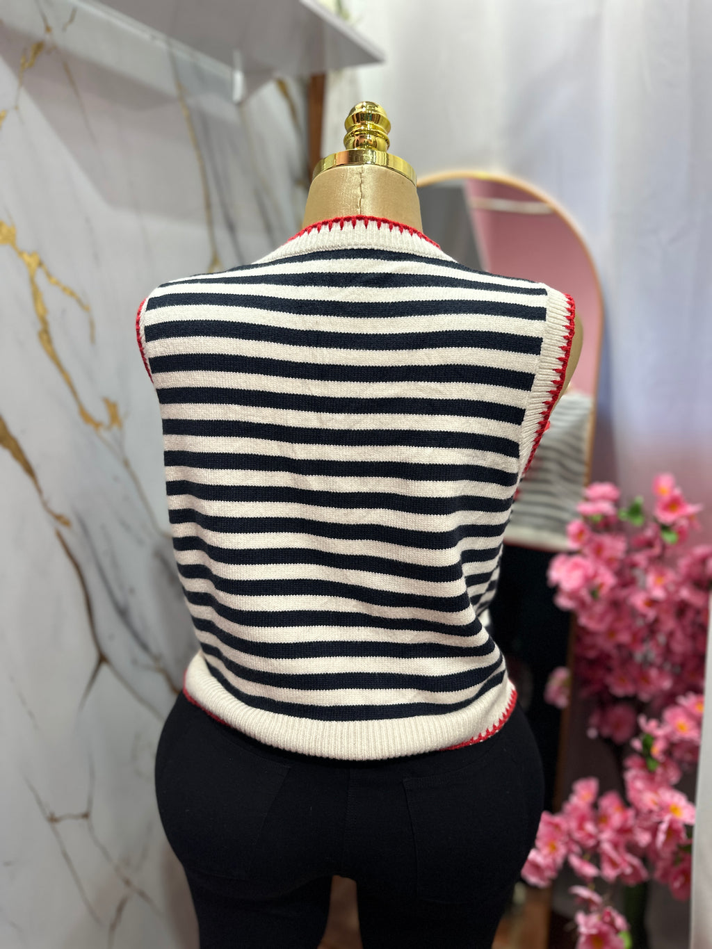 Camisa de cuello redondo con estampado de rayas azules sobre fondo blanco