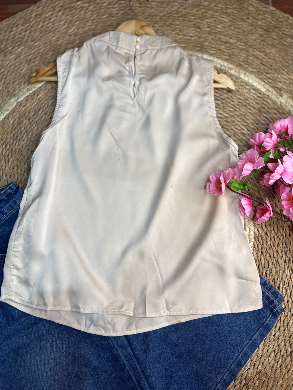 Blusa elegante de satín beige