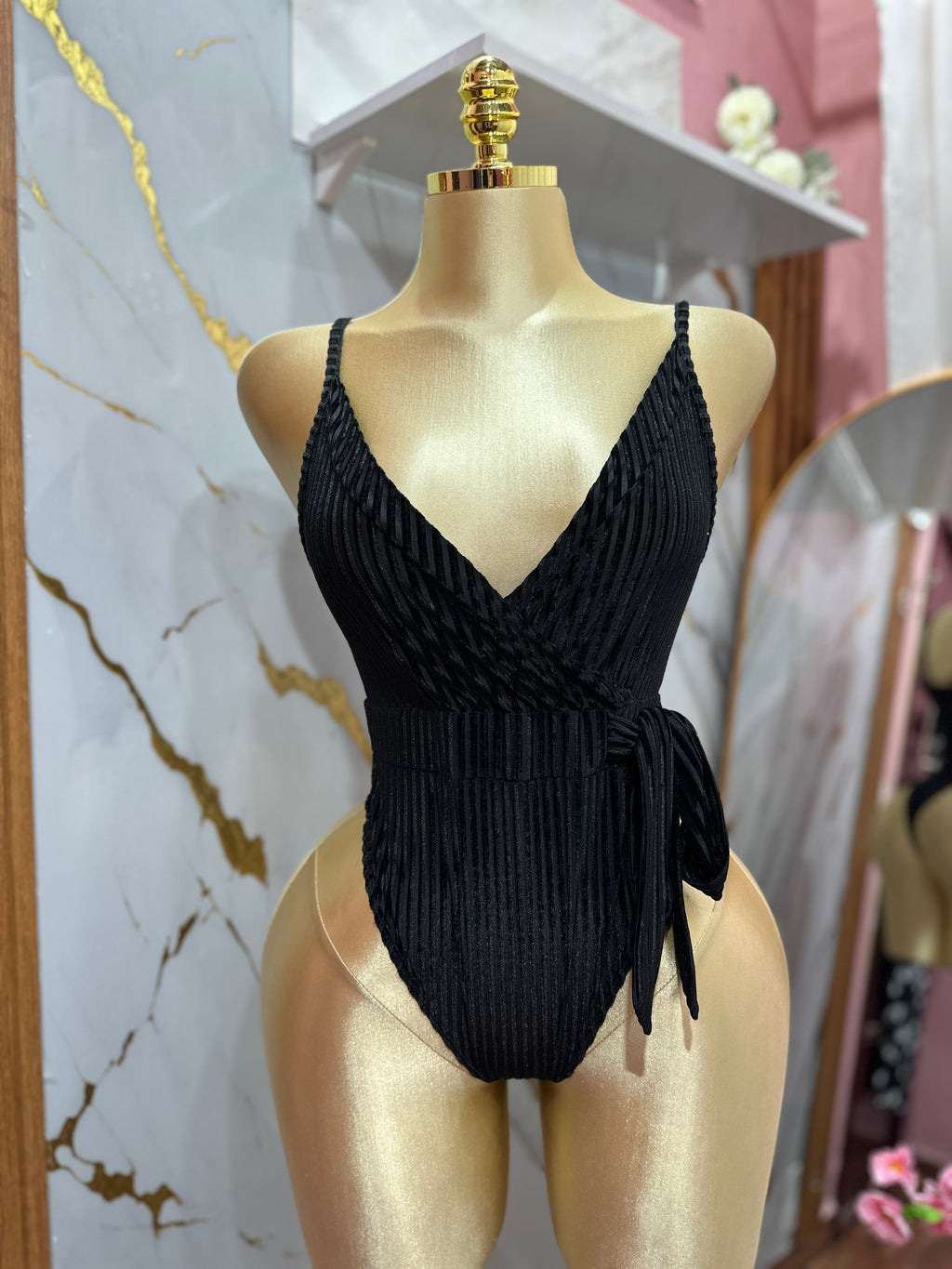 Body negro de tirantes con escote en V