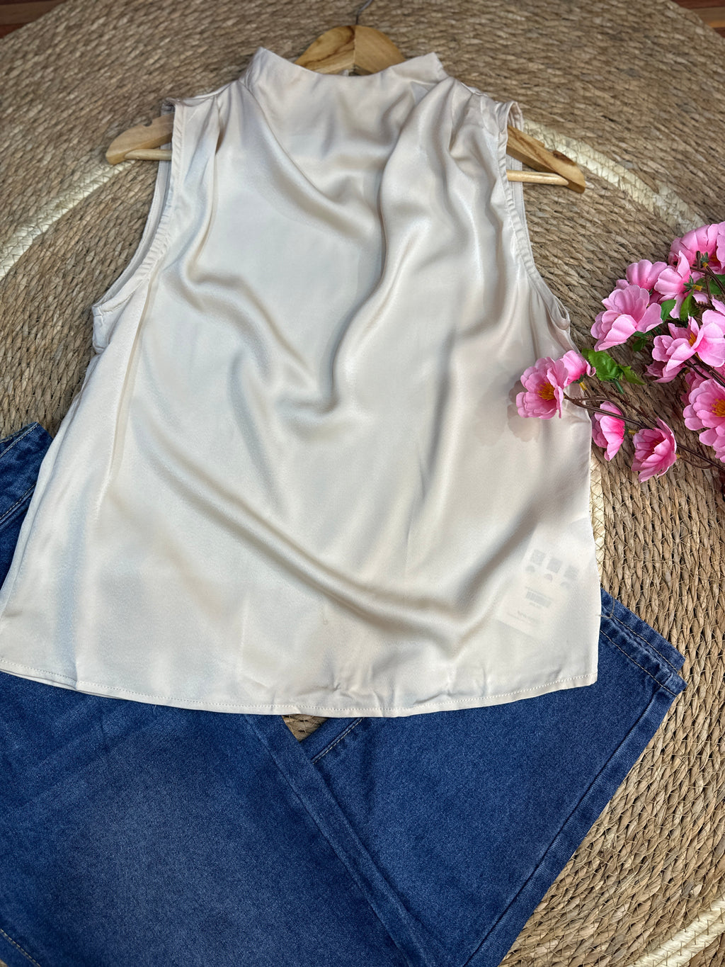 Blusa elegante de satín beige