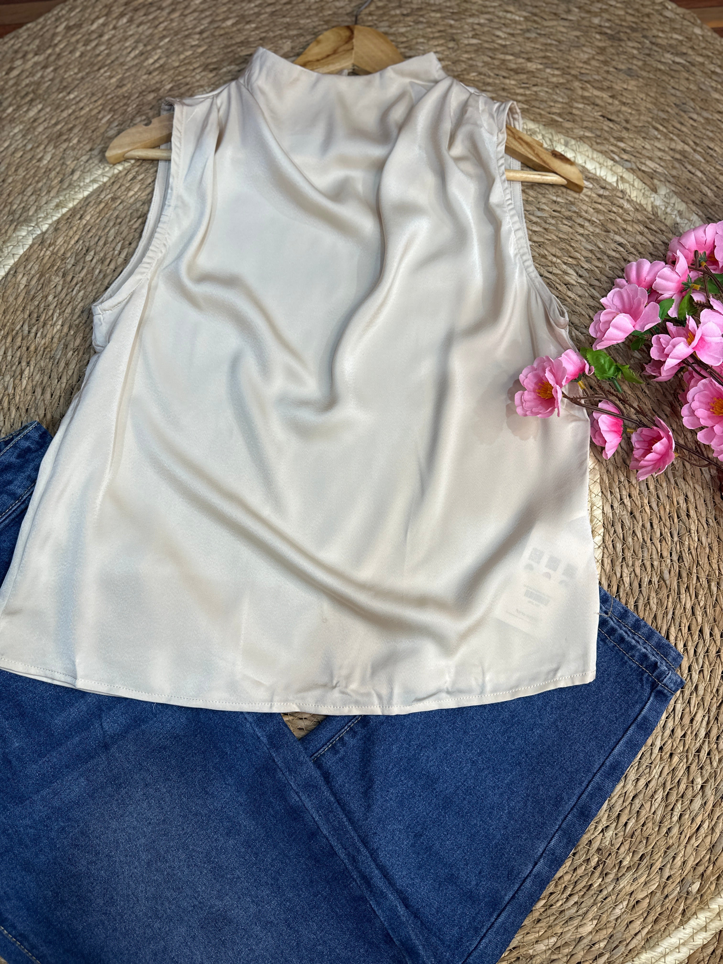 Blusa elegante de satín beige