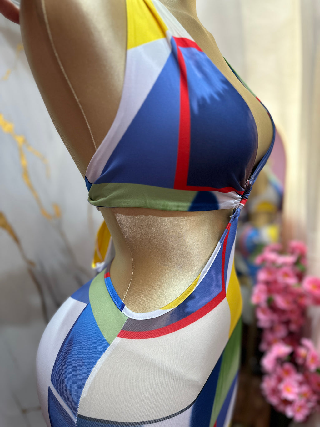 Vestido corto sexy con un cuello estilo halter y diseño de lazos en la espalda