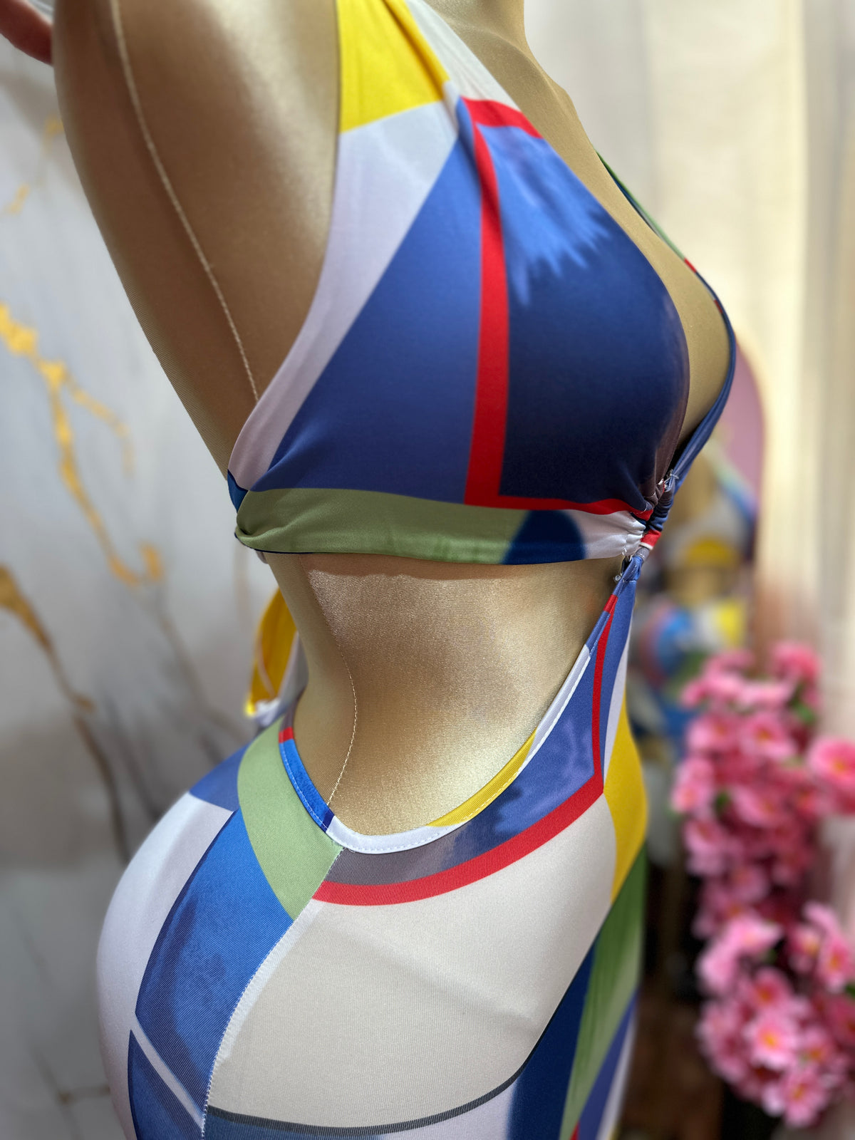 Vestido corto sexy con un cuello estilo halter y diseño de lazos en la espalda