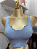 Top de tirantes gruesos color azul claro con diseño ajustado