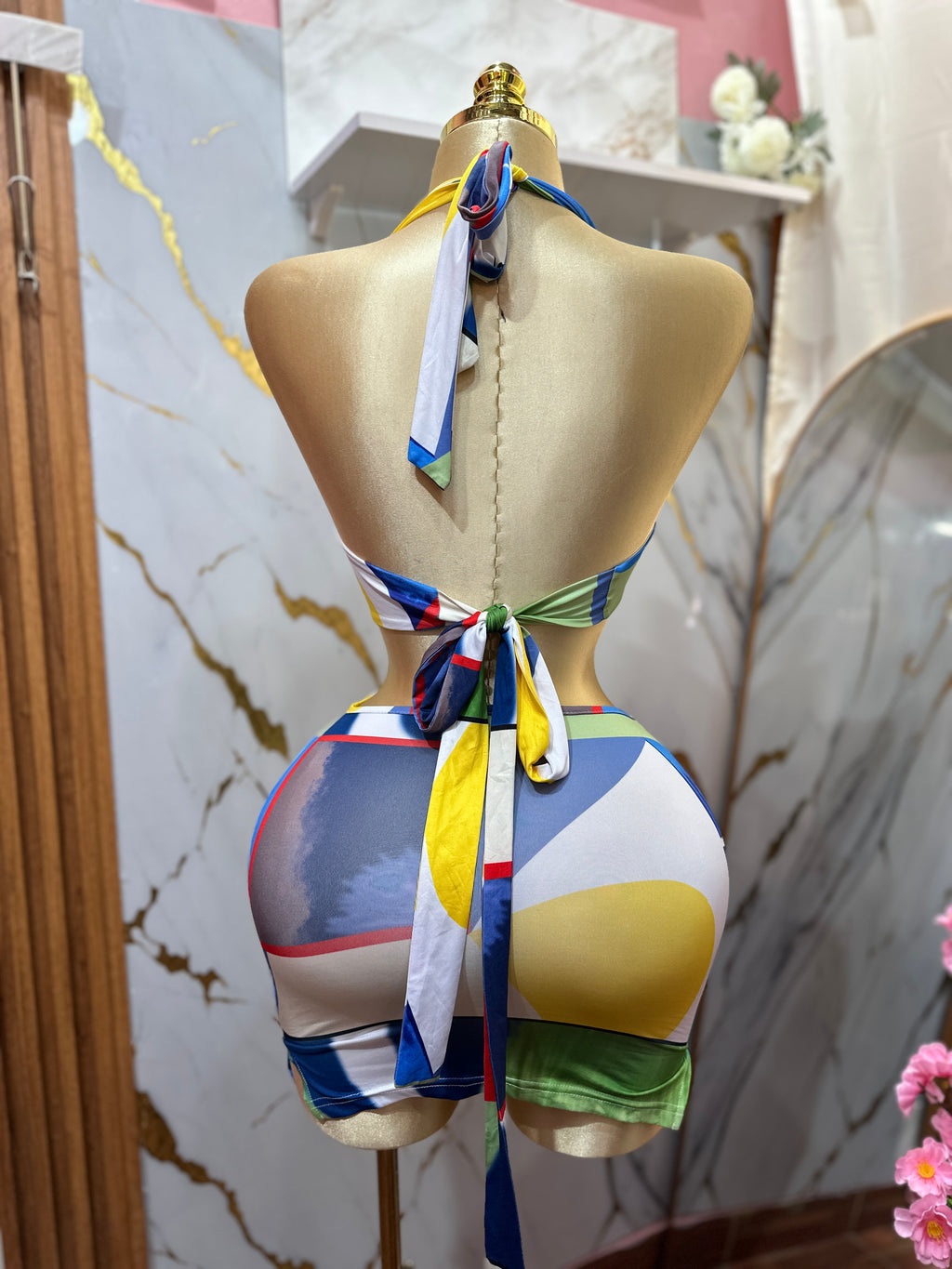 Vestido corto sexy con un cuello estilo halter y diseño de lazos en la espalda