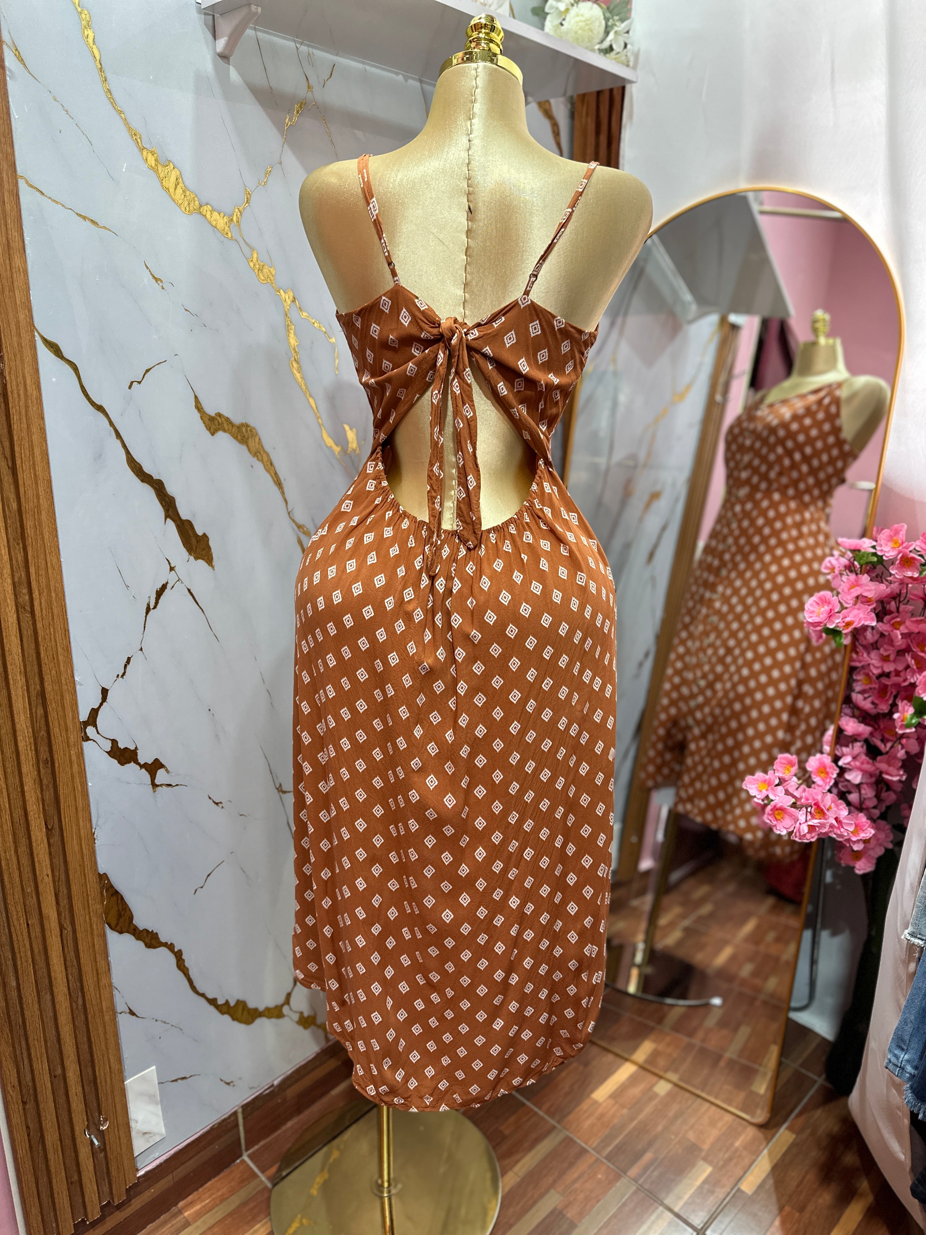 Vestido largo color café de tirantes con espalda descubierta