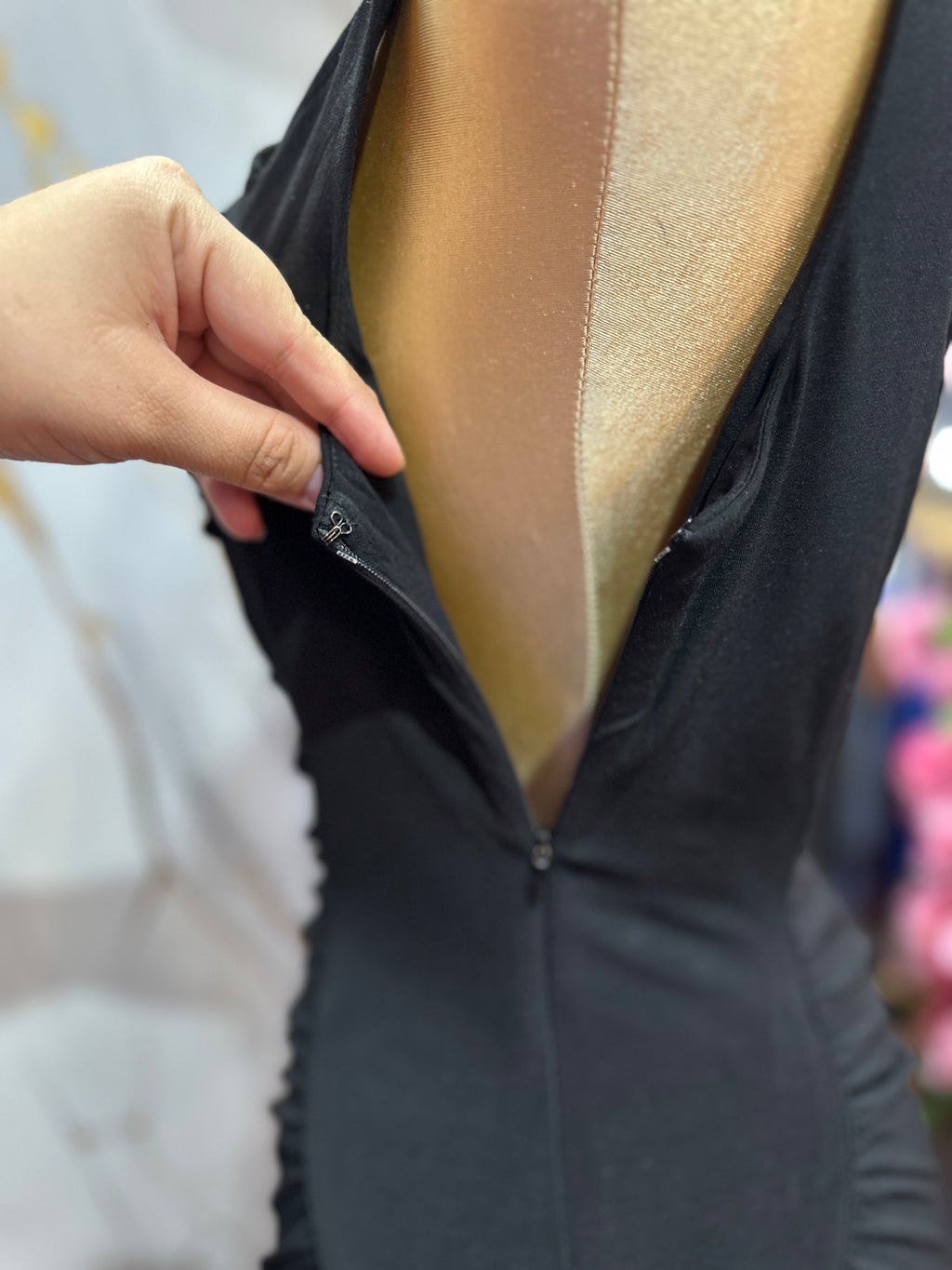 Vestido elegante negro con diseño asimétrico y detalles de drapeado