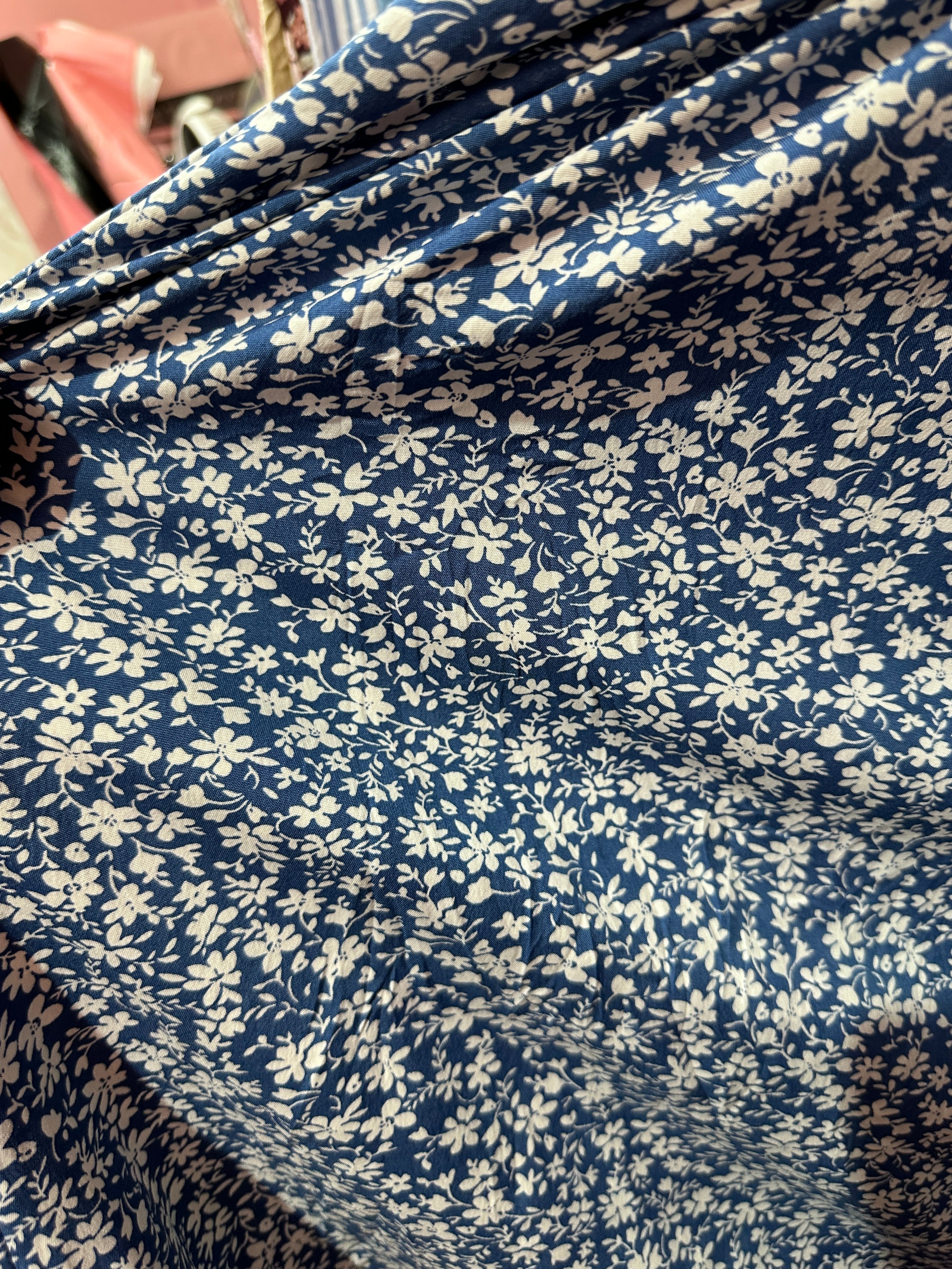 Vestido Corto azul con Estampado floral blanco cuello en V