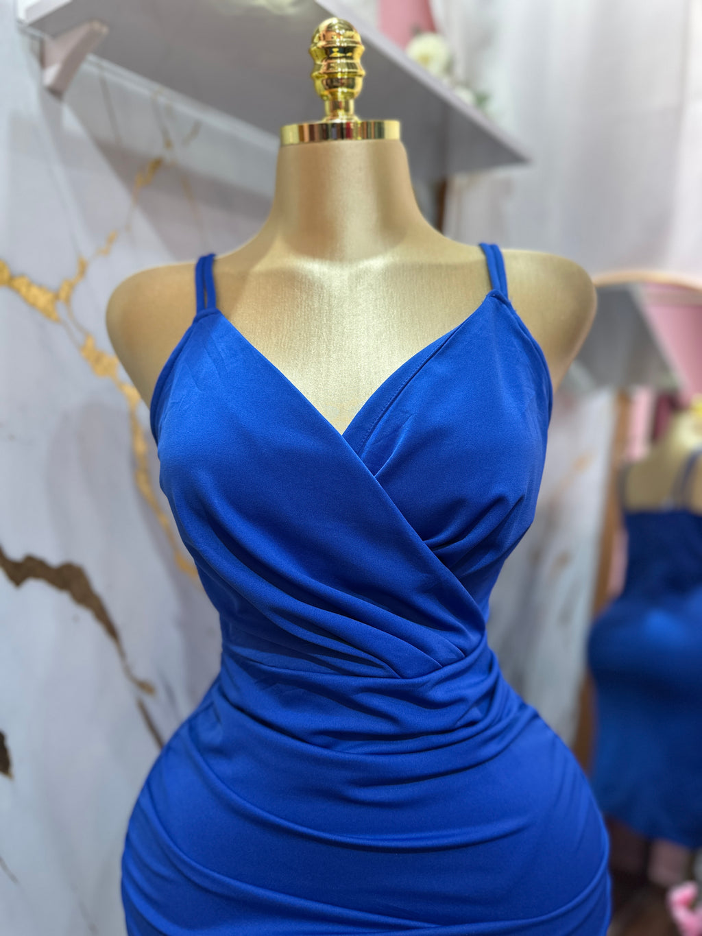 Vestido elegante azul rey con fruncido lateral