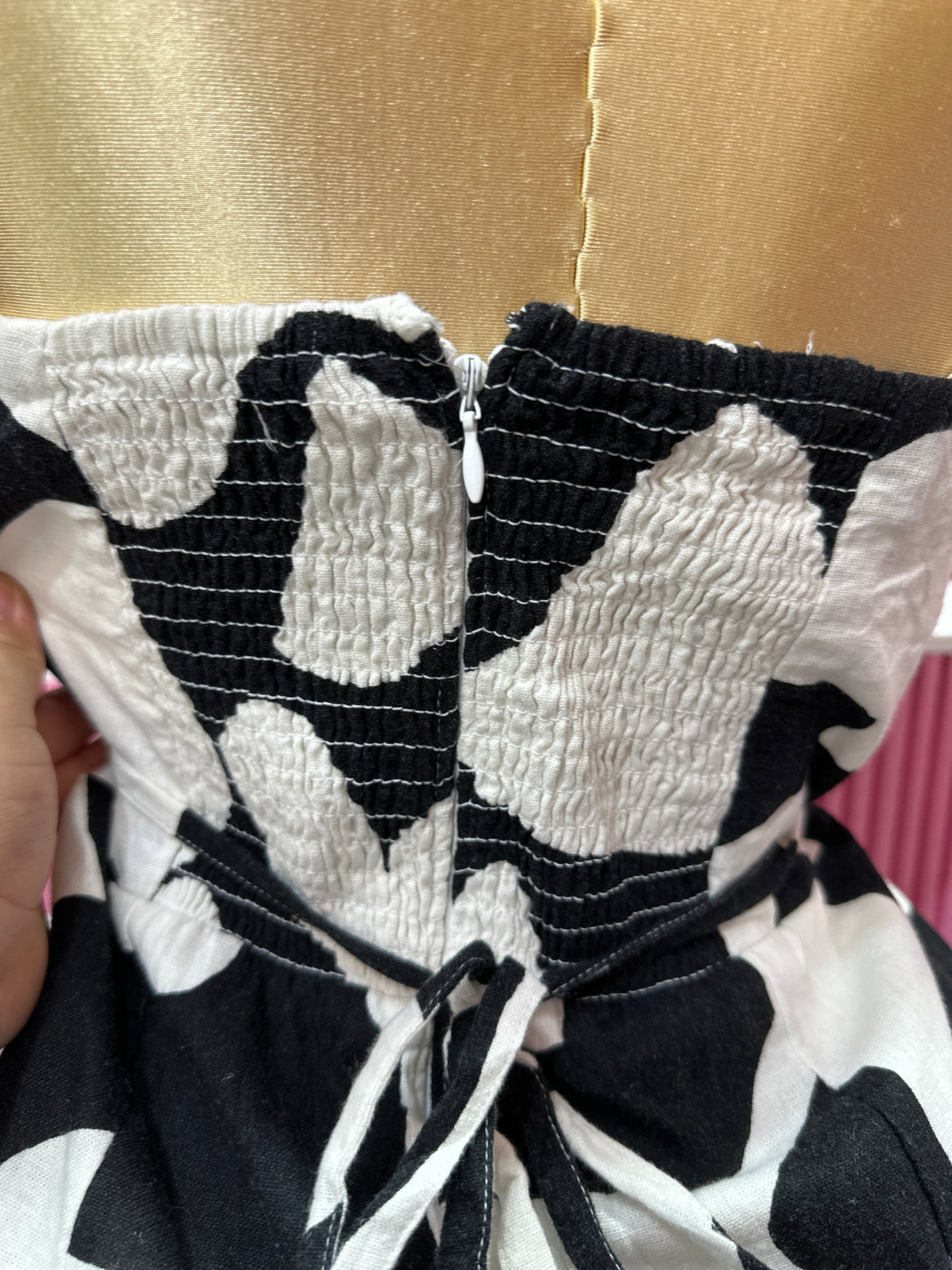 Vestido corto strapless con estampado abstracto en blanco y negro