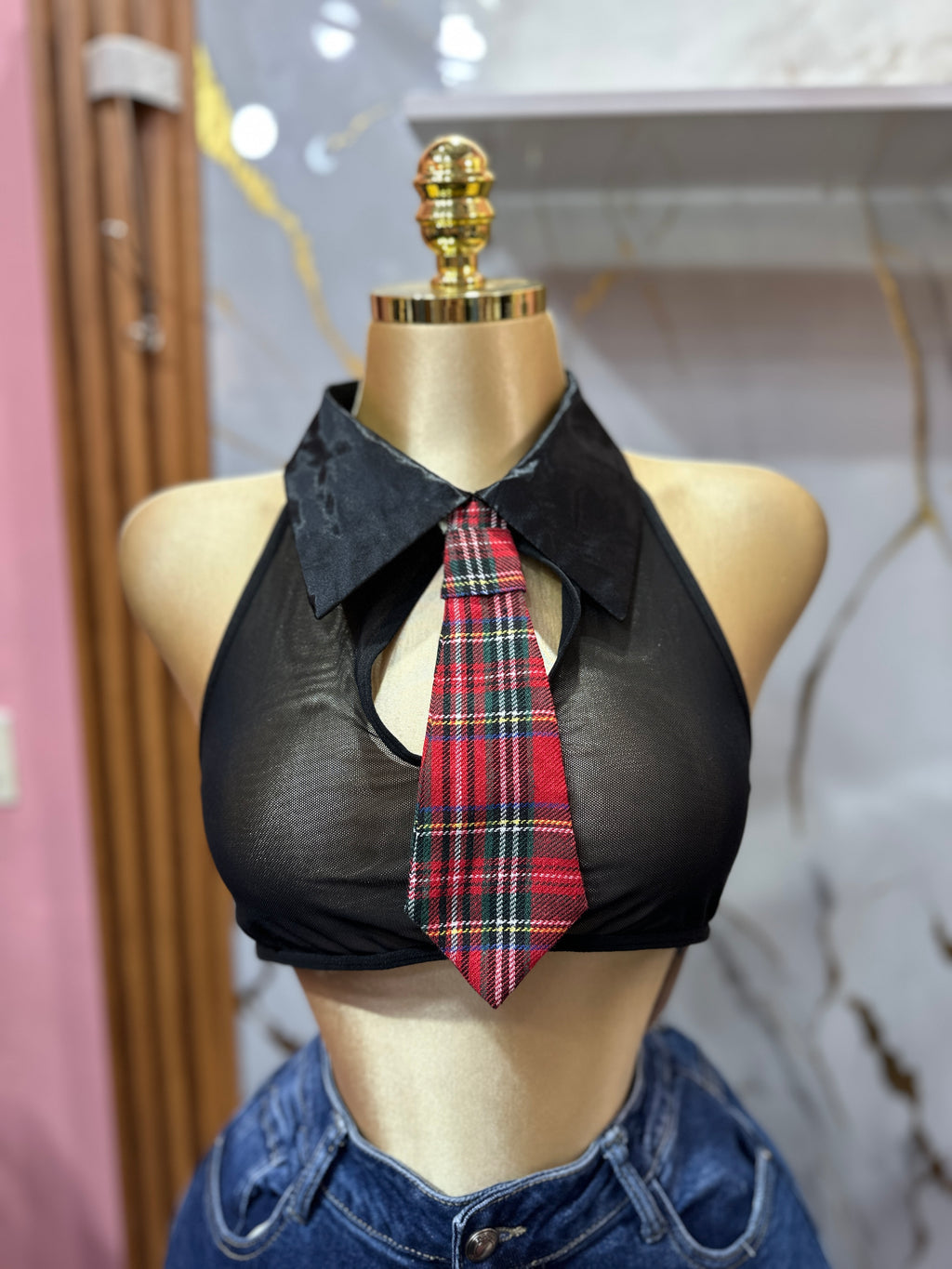 Top corto negro y transparente con cuello de camisa y una corbata incorporada