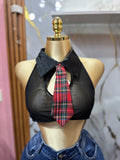 Top corto negro y transparente con cuello de camisa y una corbata incorporada