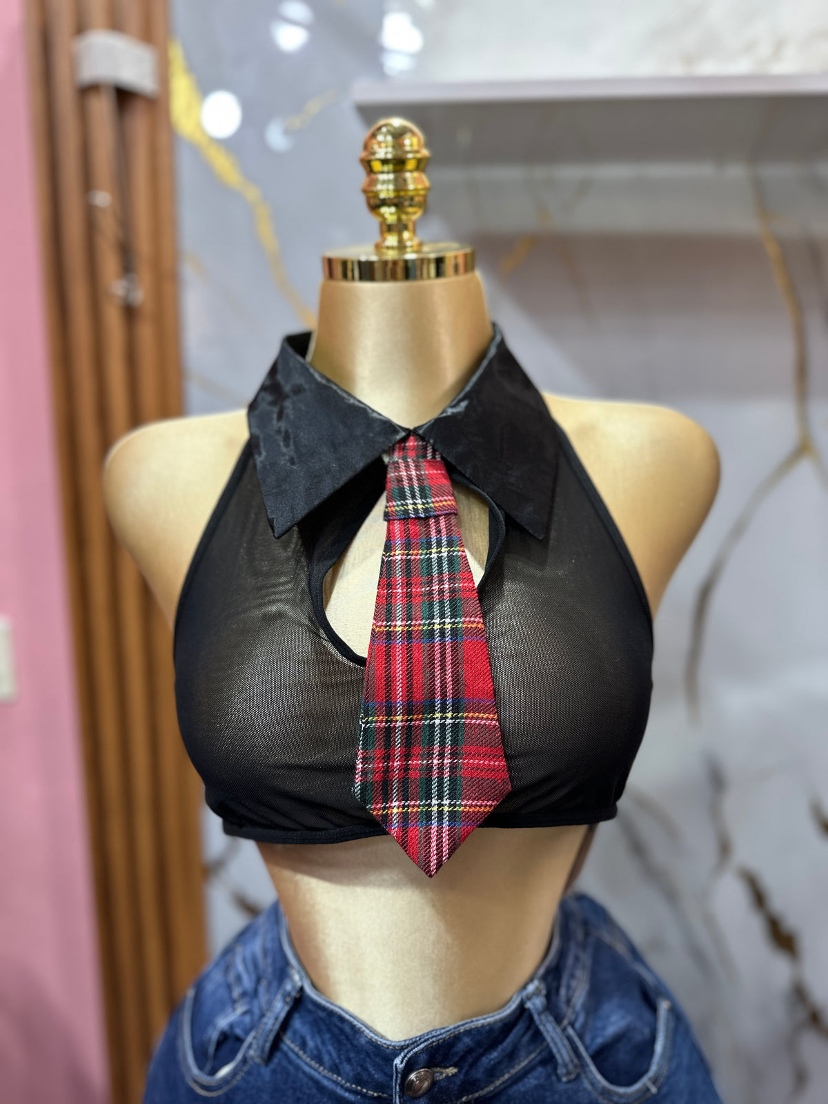 Top corto negro y transparente con cuello de camisa y una corbata incorporada
