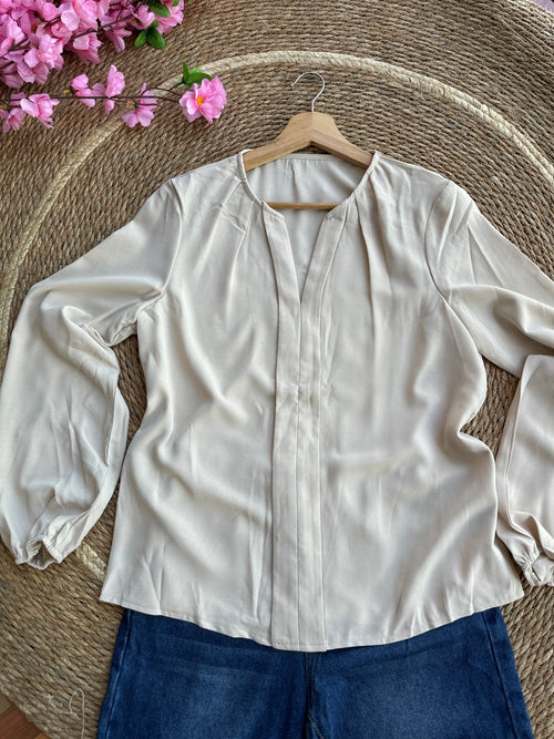 Blusa beige de manga larga con escote en V