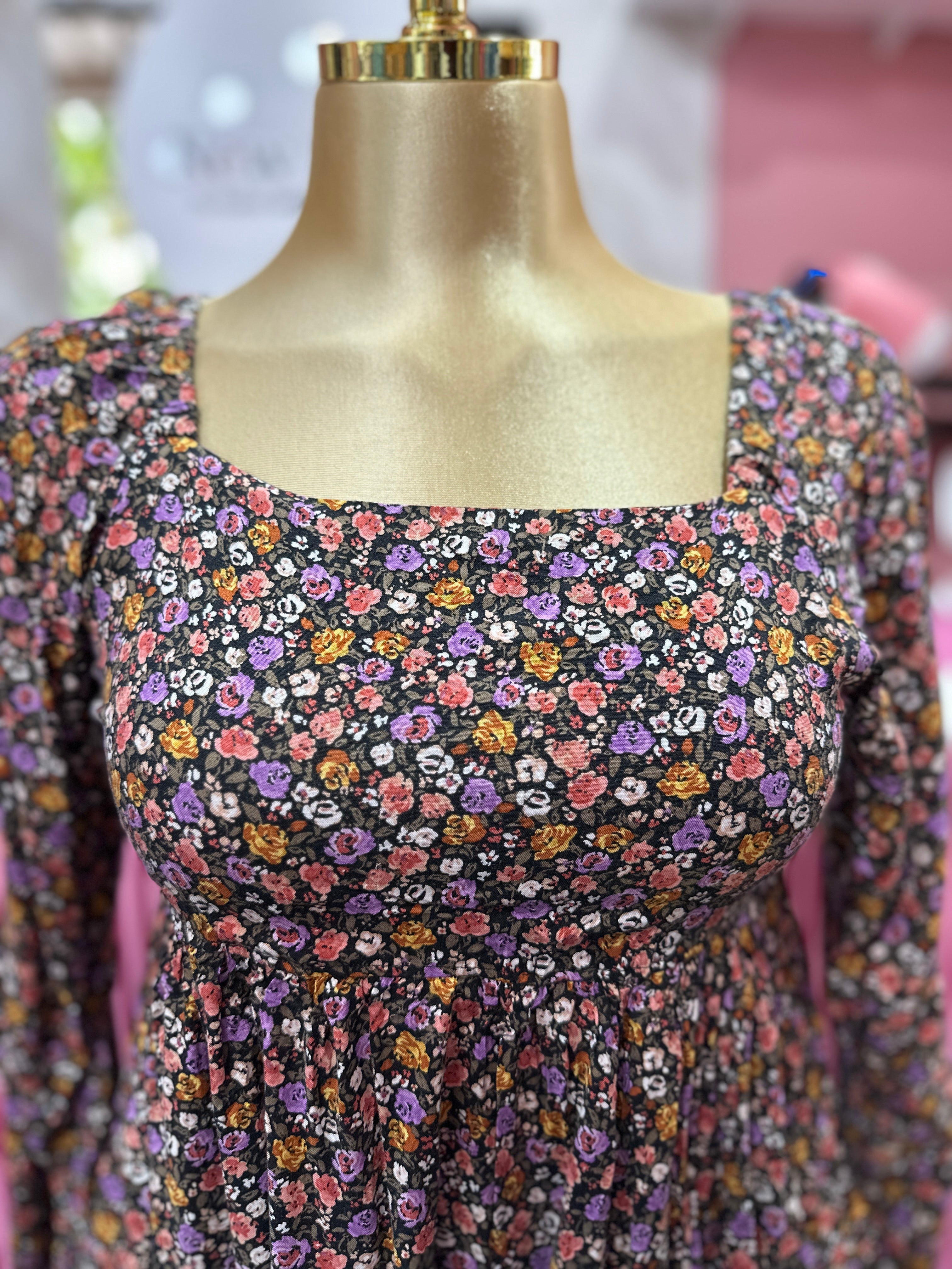 Vestido corto de manga larga con estampado floral y cuello cuadrado