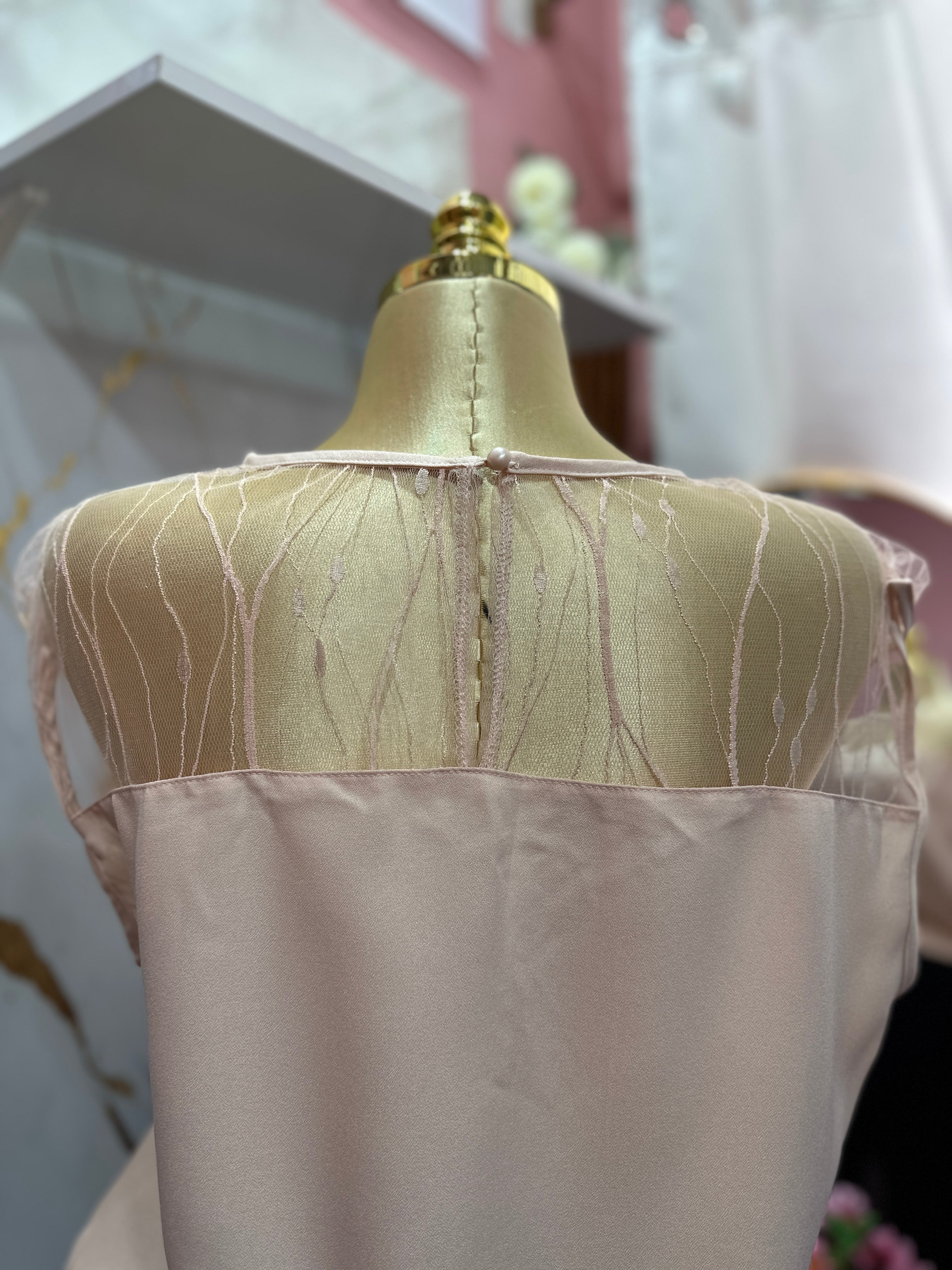 Blusa casual con diseño de malla traslúcida en la parte superior